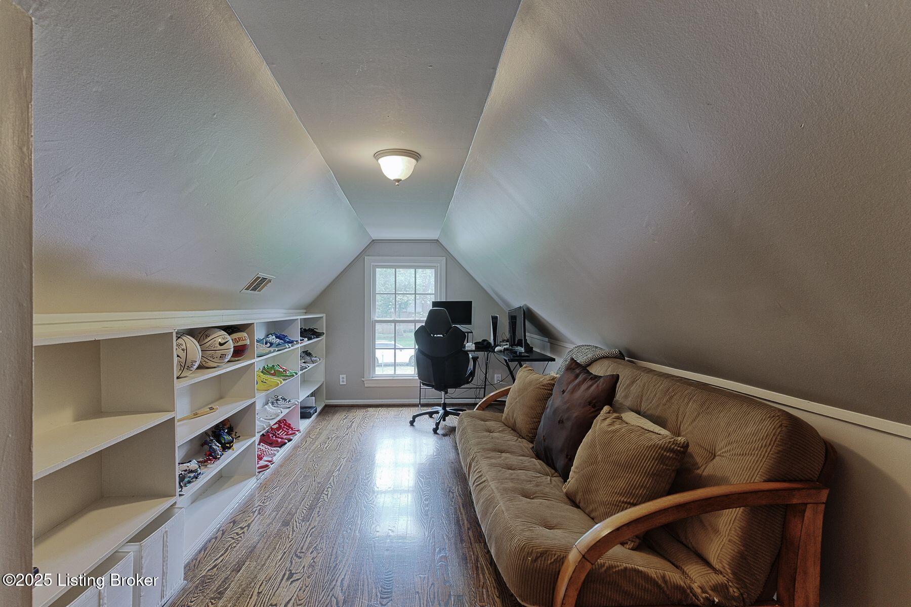 12209 Locust Ln