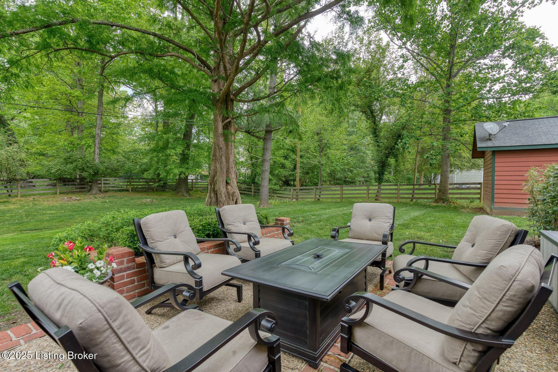 12209 Locust Ln