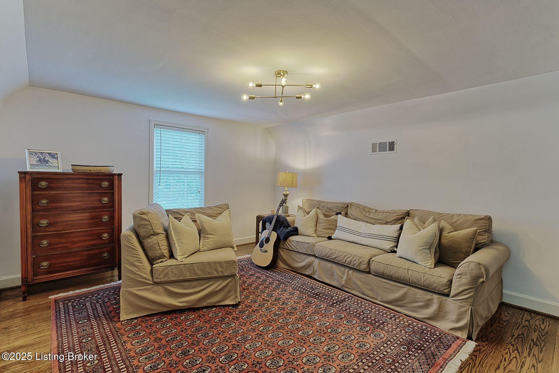 12209 Locust Ln