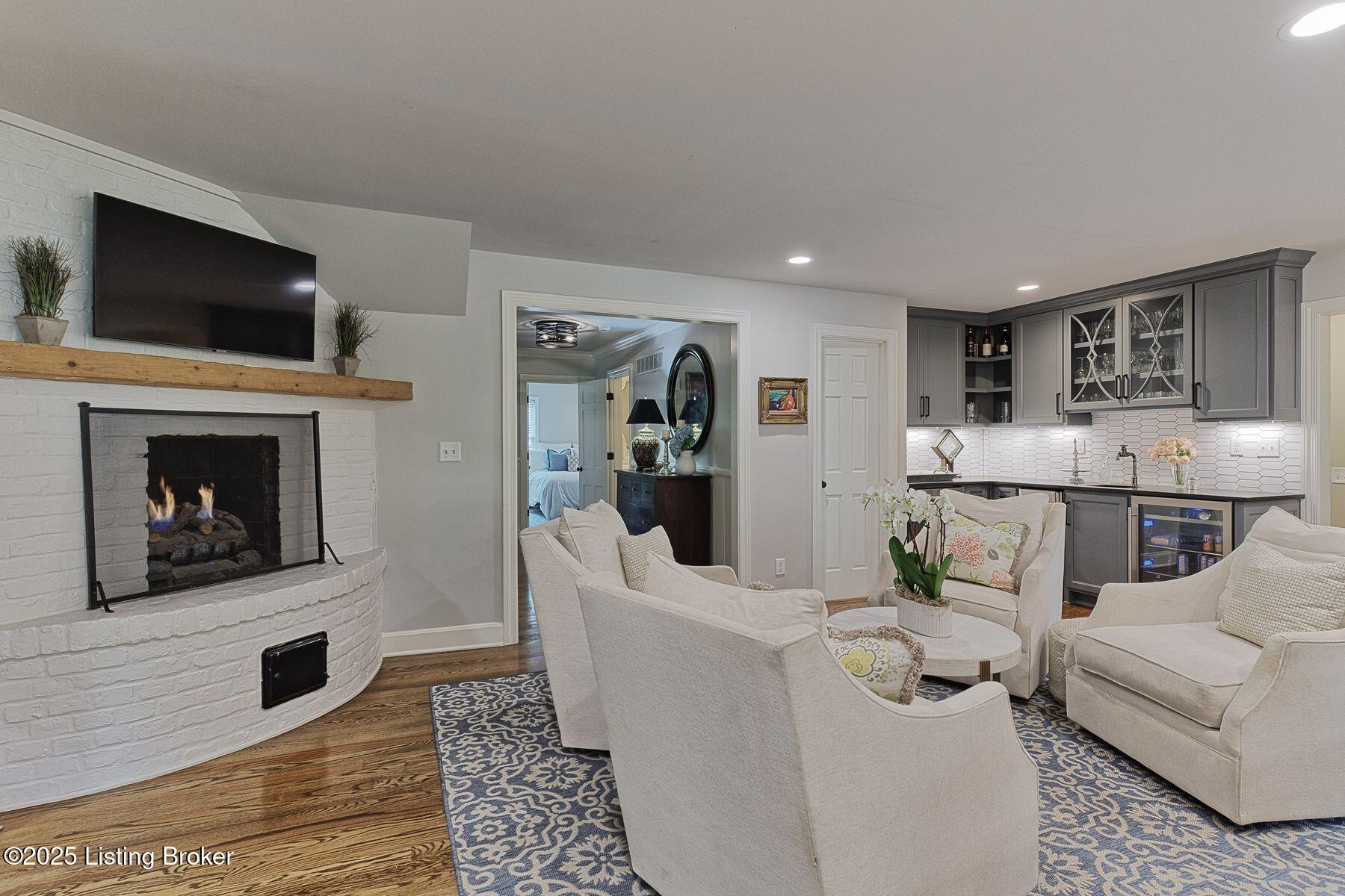 12209 Locust Ln