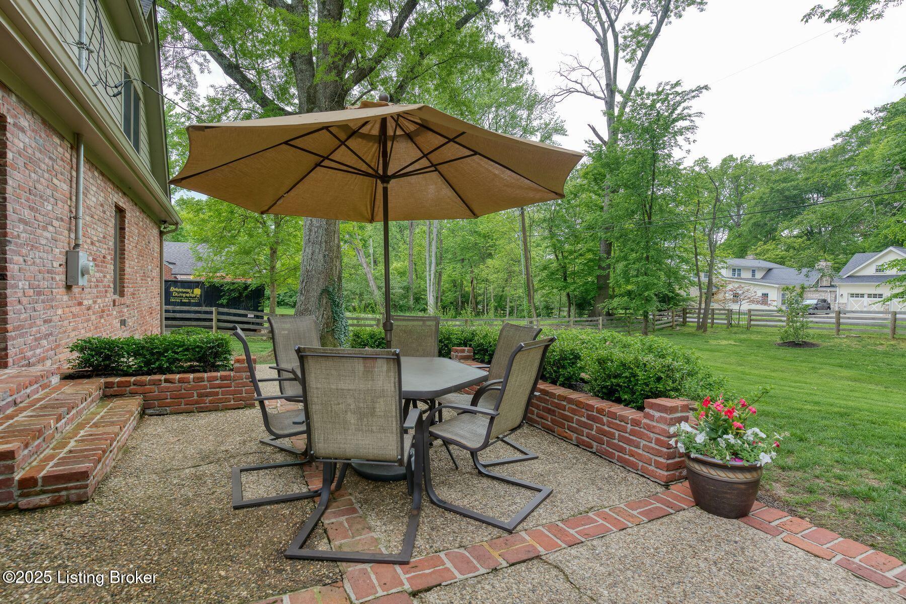 12209 Locust Ln