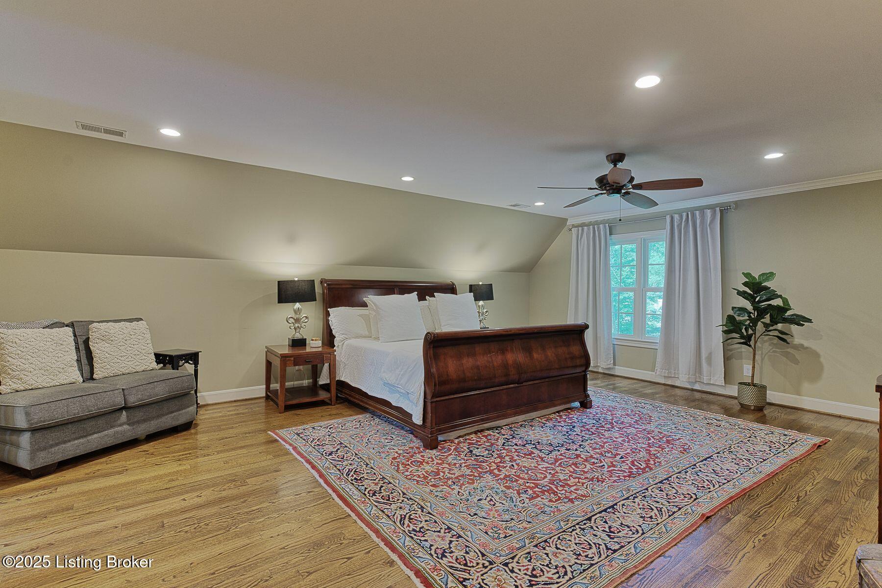 12209 Locust Ln
