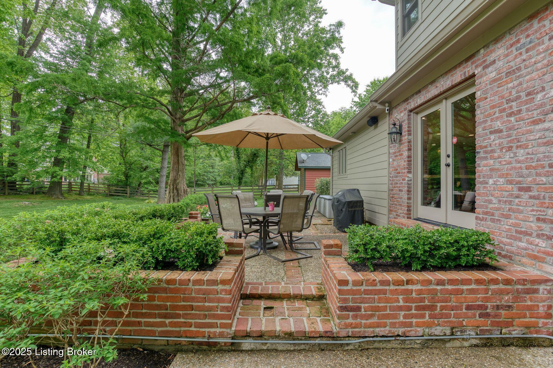 12209 Locust Ln