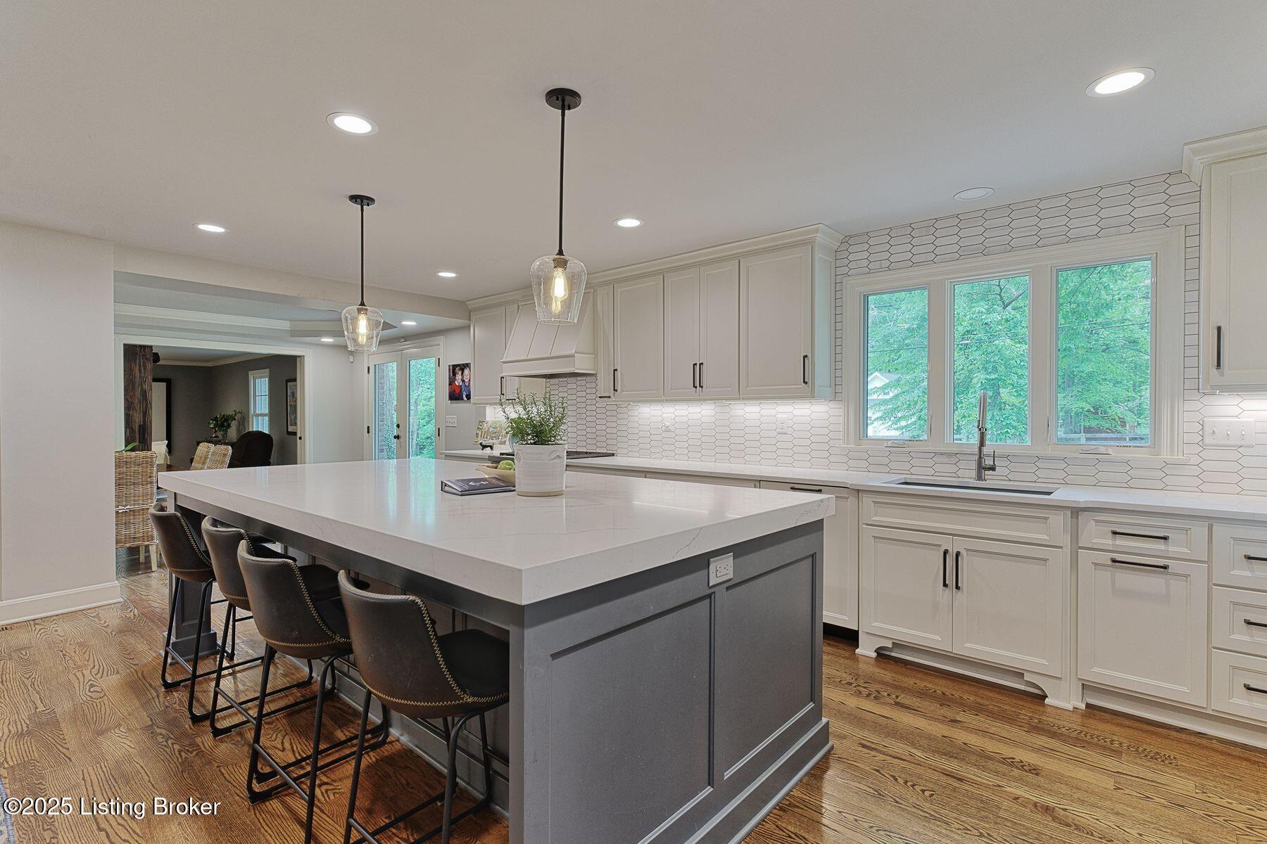 12209 Locust Ln