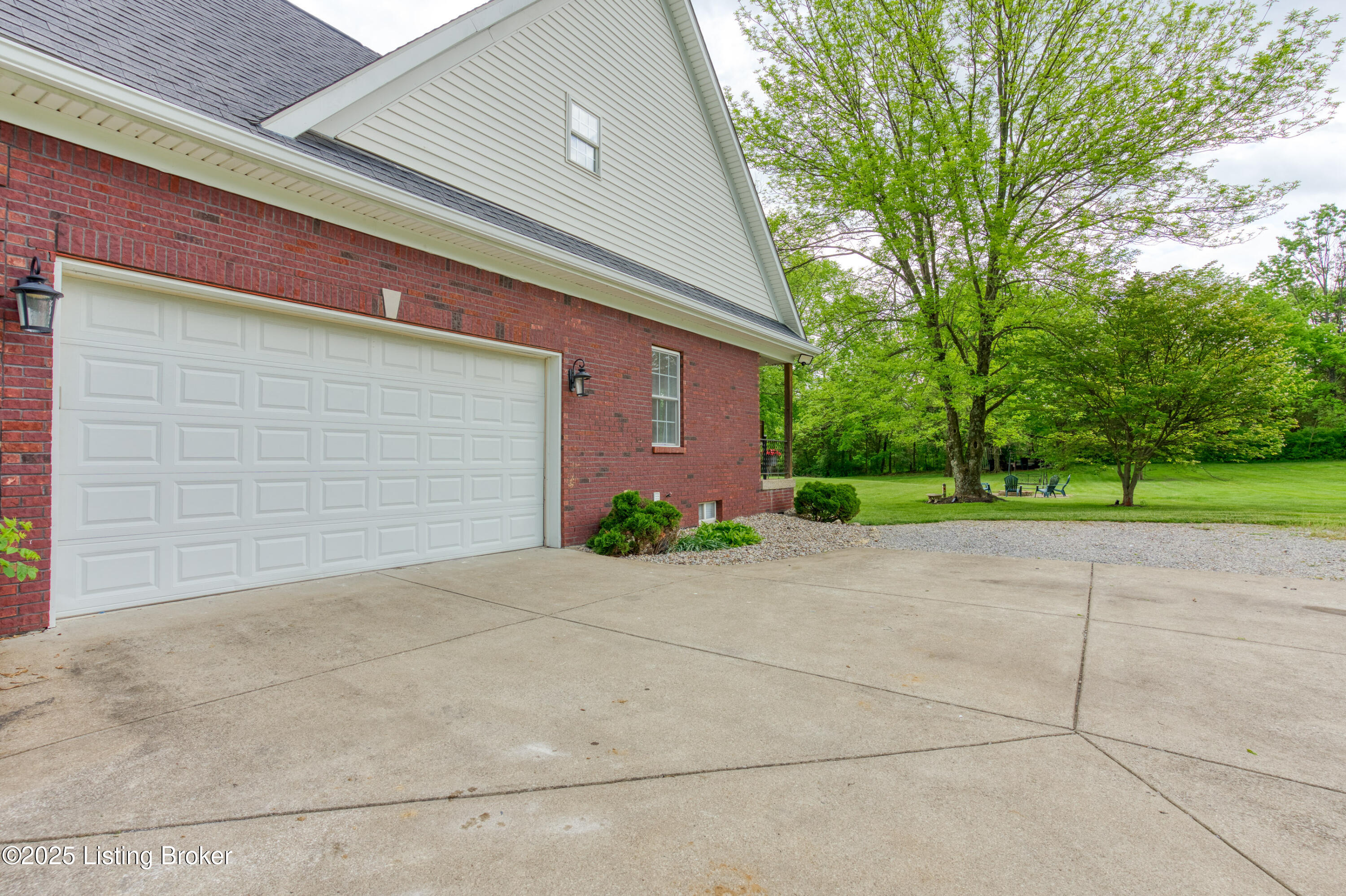 3817 Carriage Hill Dr