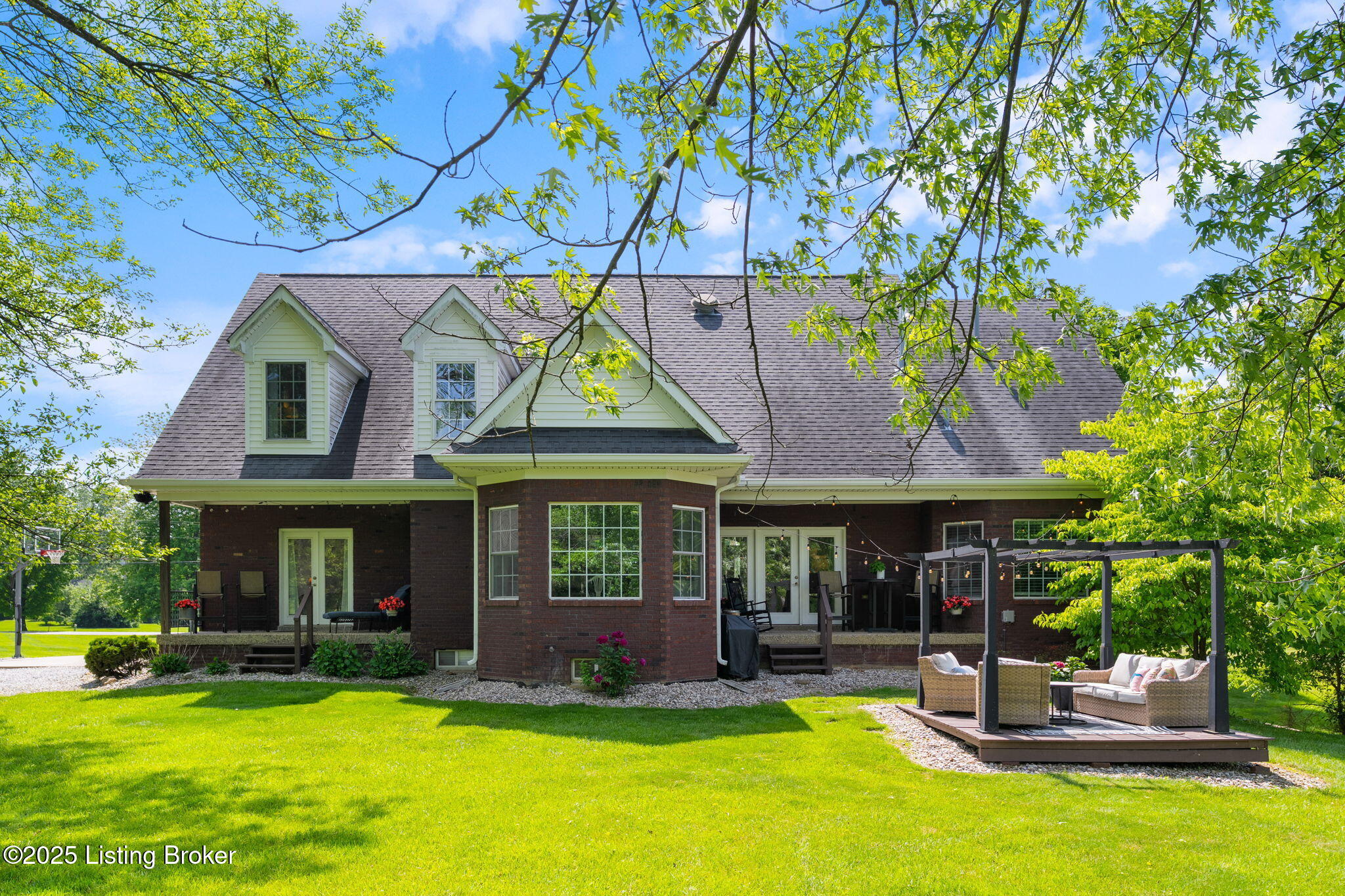 3817 Carriage Hill Dr