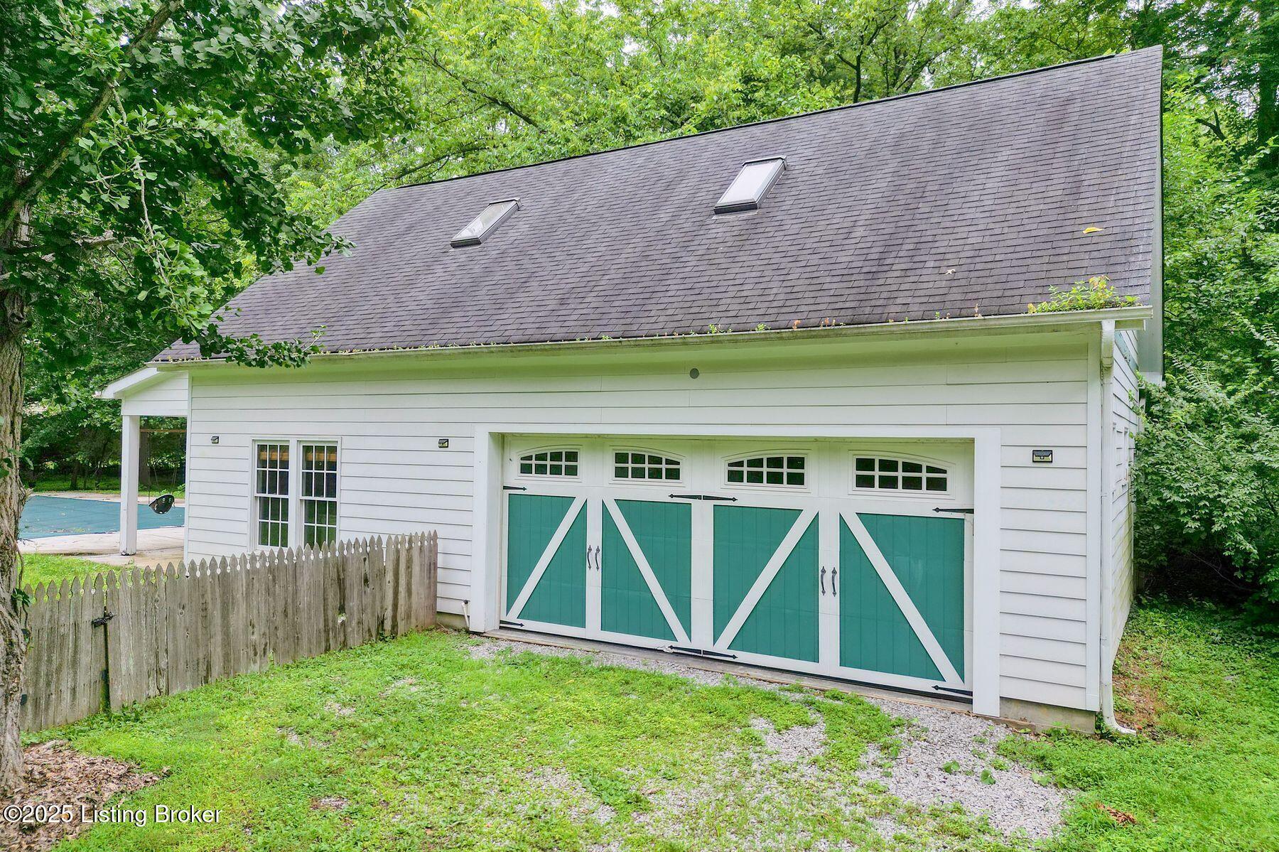 907 Glenbrook Rd