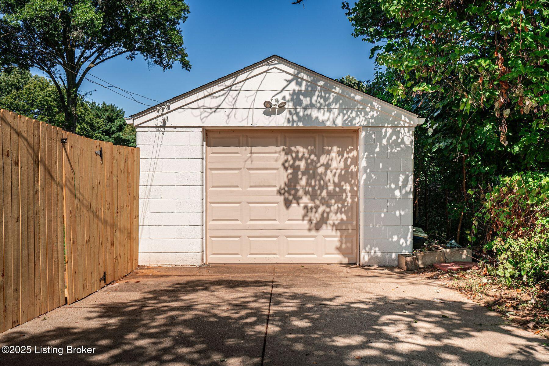 2621 Lindsay Ave
