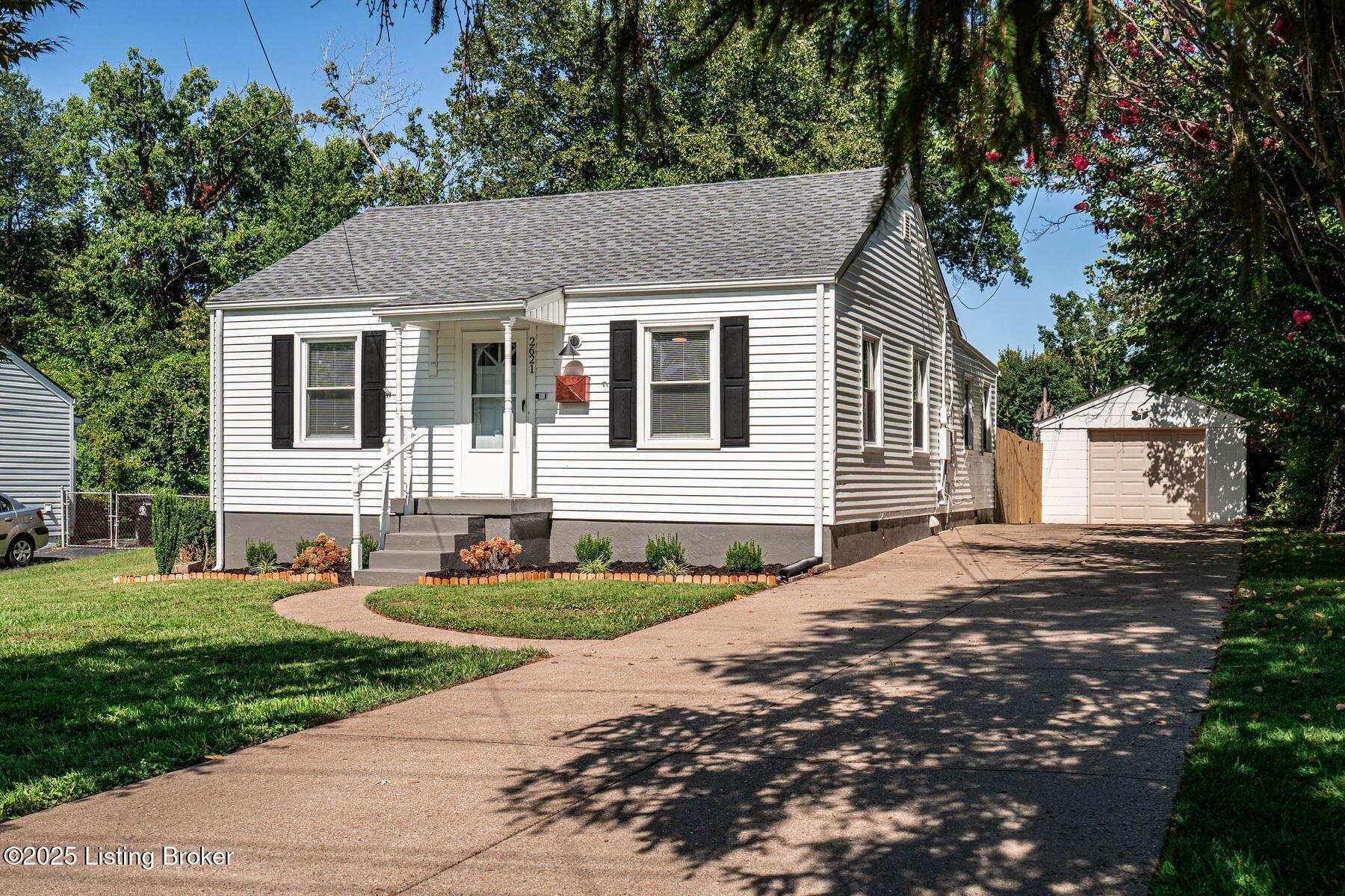2621 Lindsay Ave