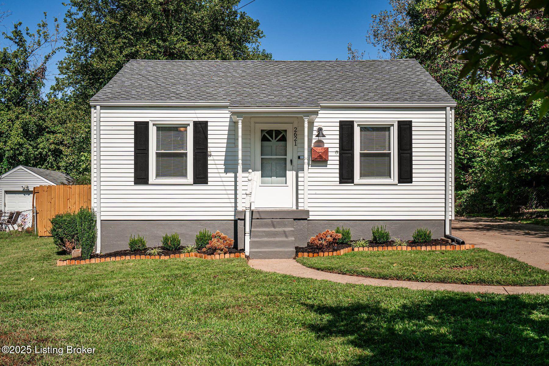 2621 Lindsay Ave