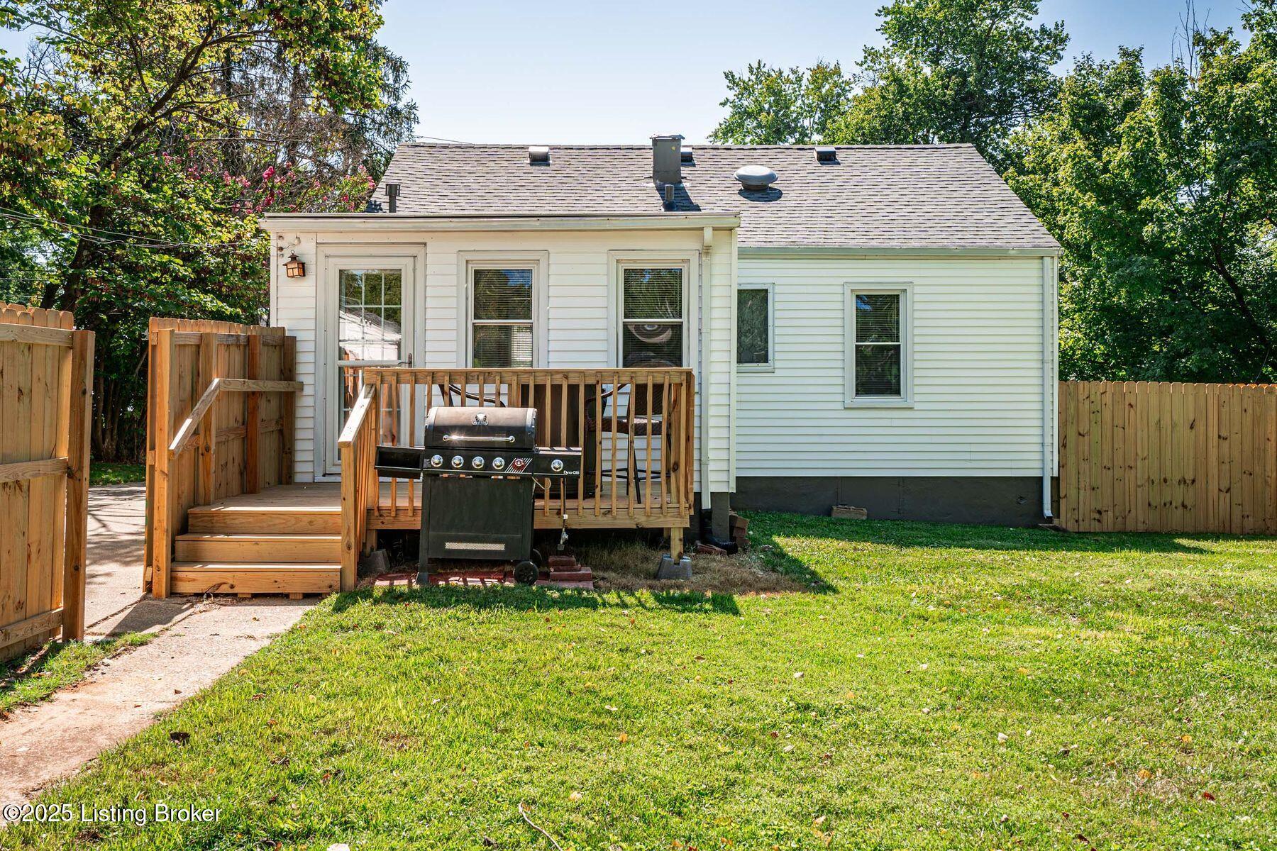 2621 Lindsay Ave