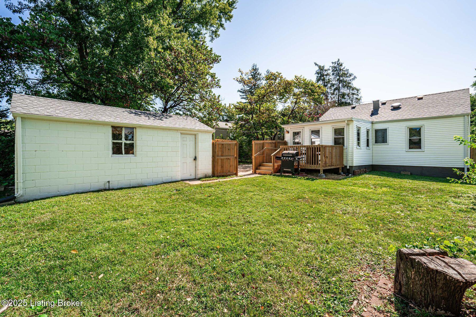 2621 Lindsay Ave