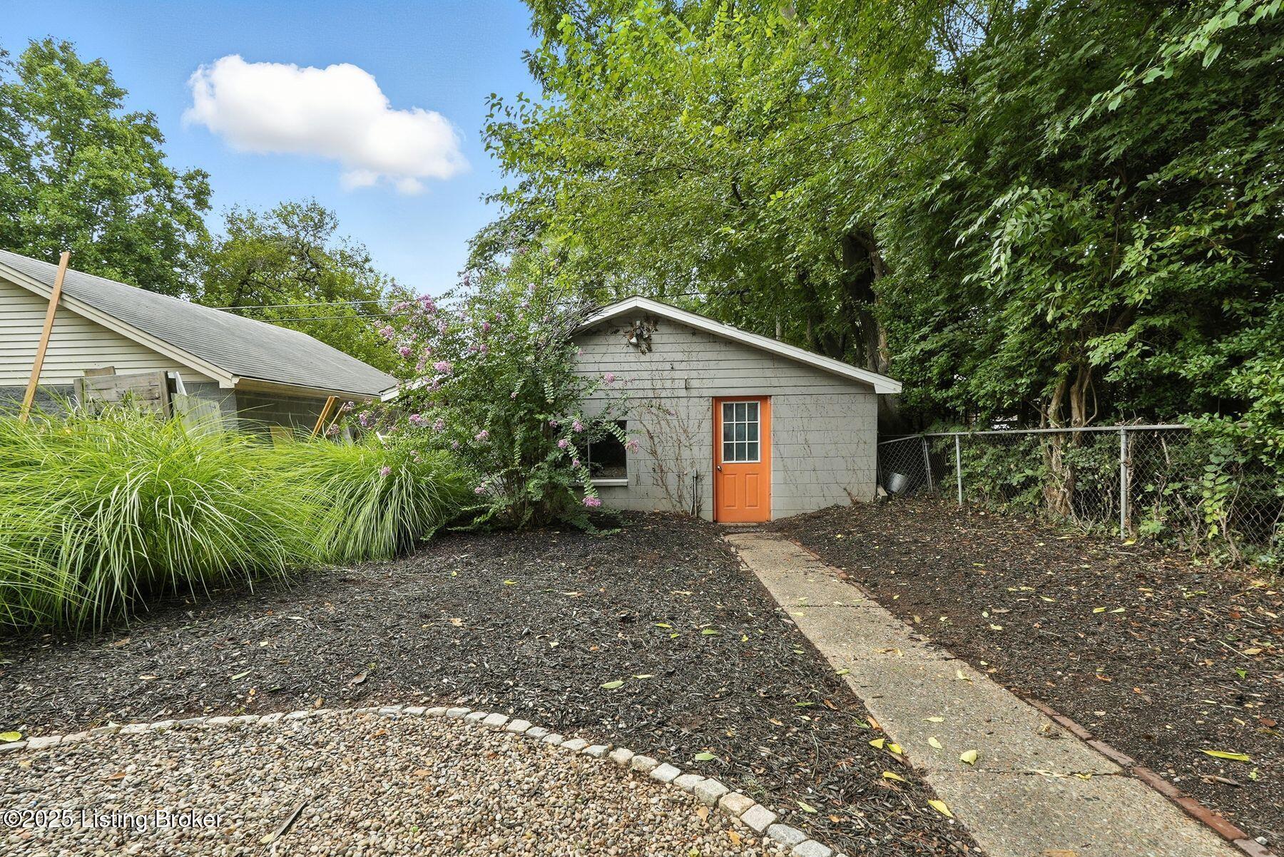 2123 Edgeland Ave