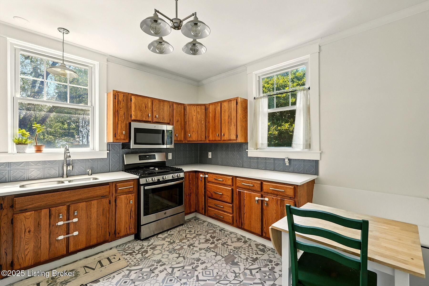 1616 Fernwood Ave