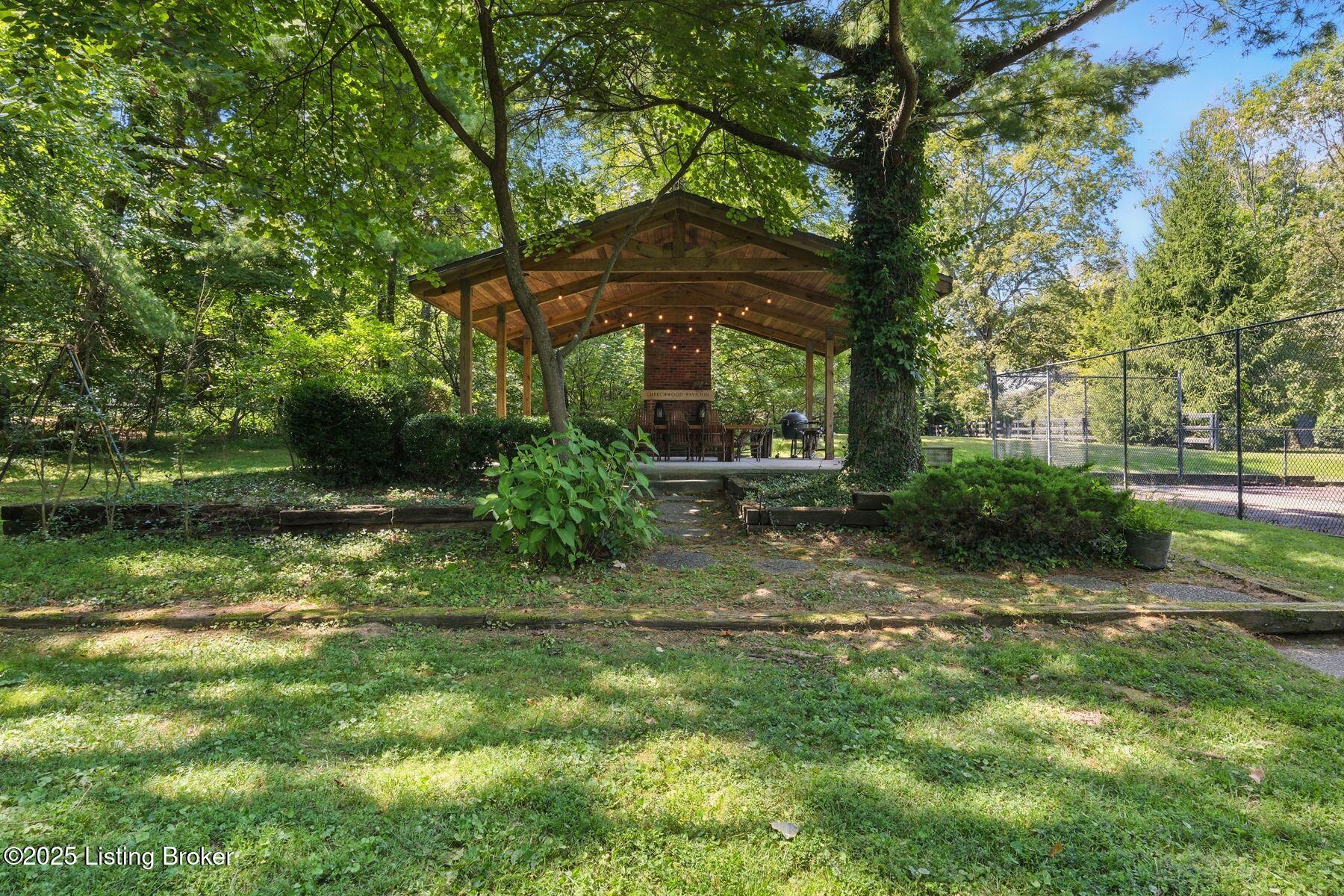 902 Shady Ln