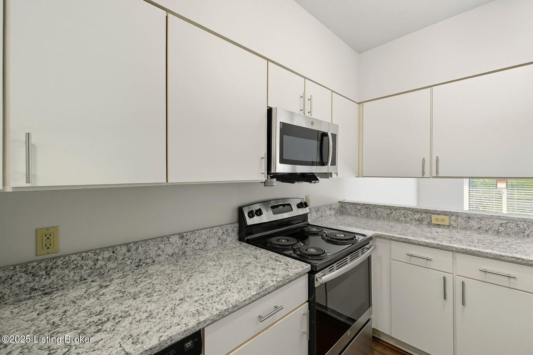 2745 Grinstead Dr APT 100