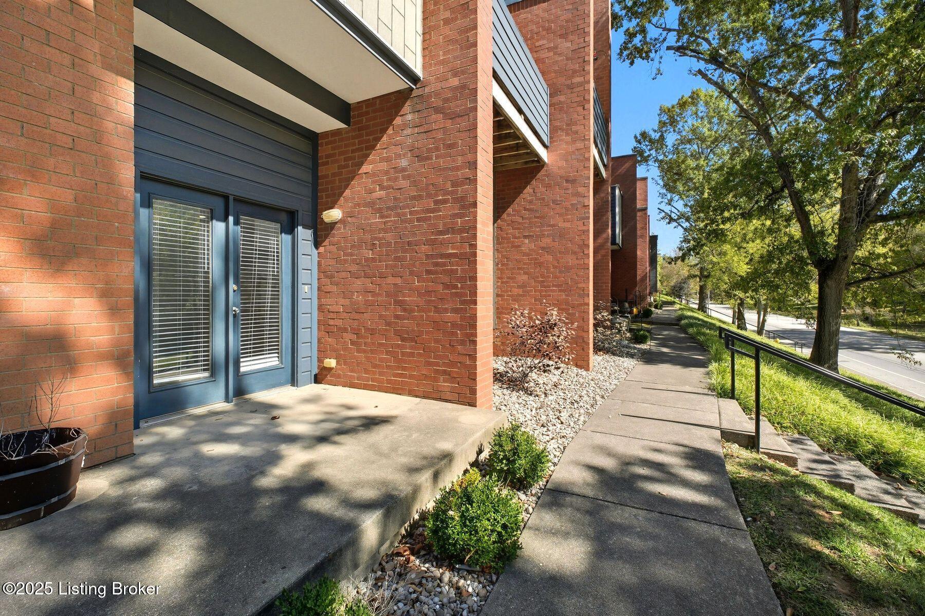 2745 Grinstead Dr APT 100