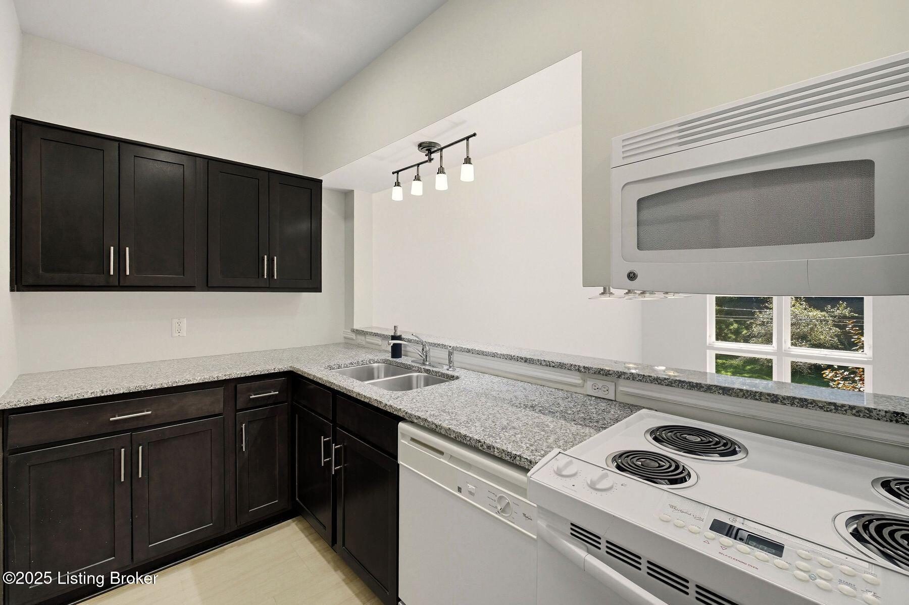 2745 Grinstead Dr 106
