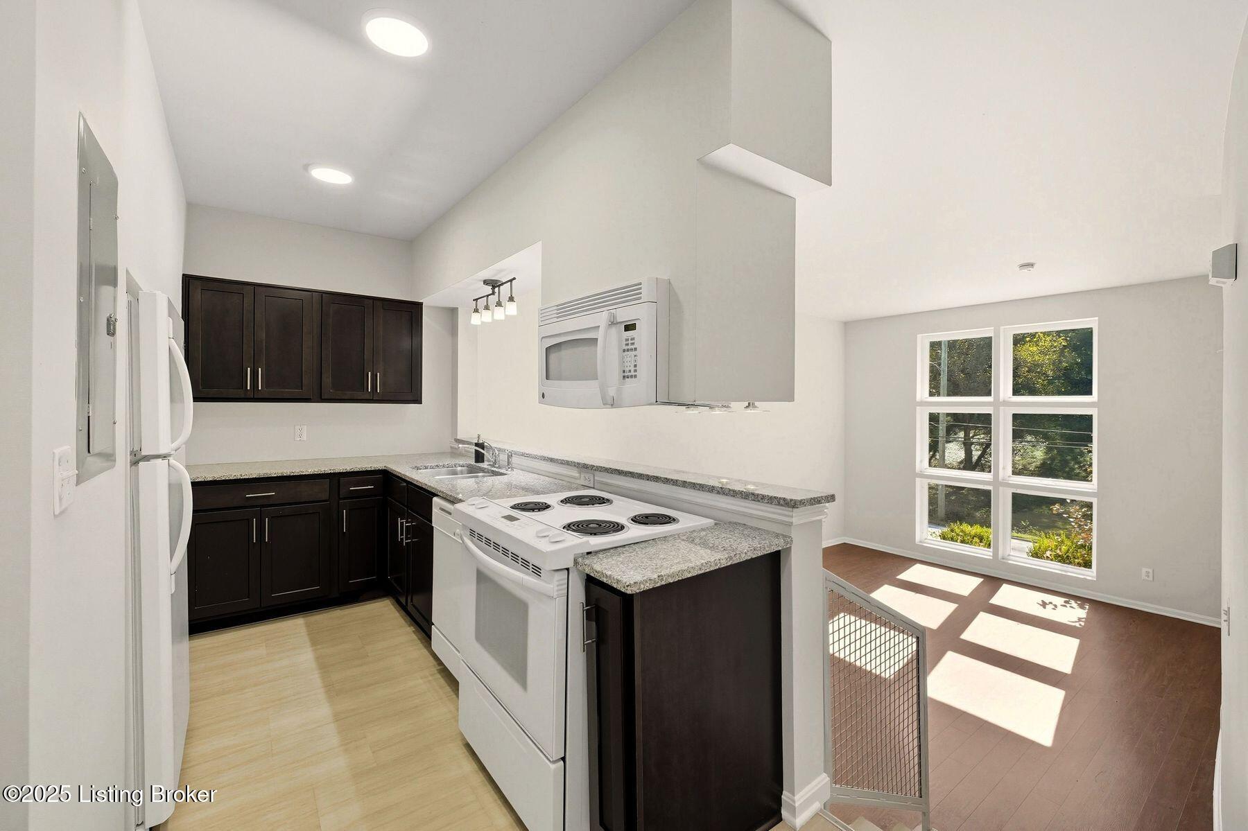 2745 Grinstead Dr 106