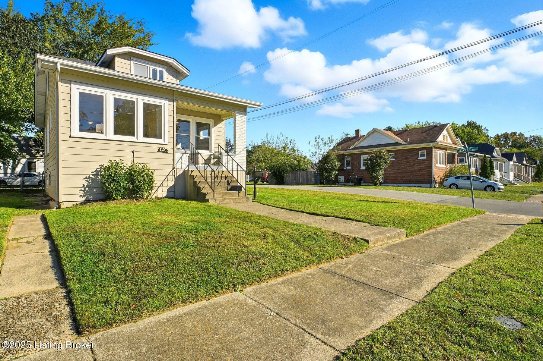 1225 Manitau Ave