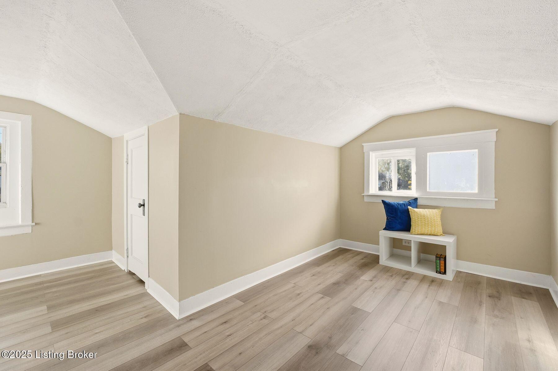 1225 Manitau Ave