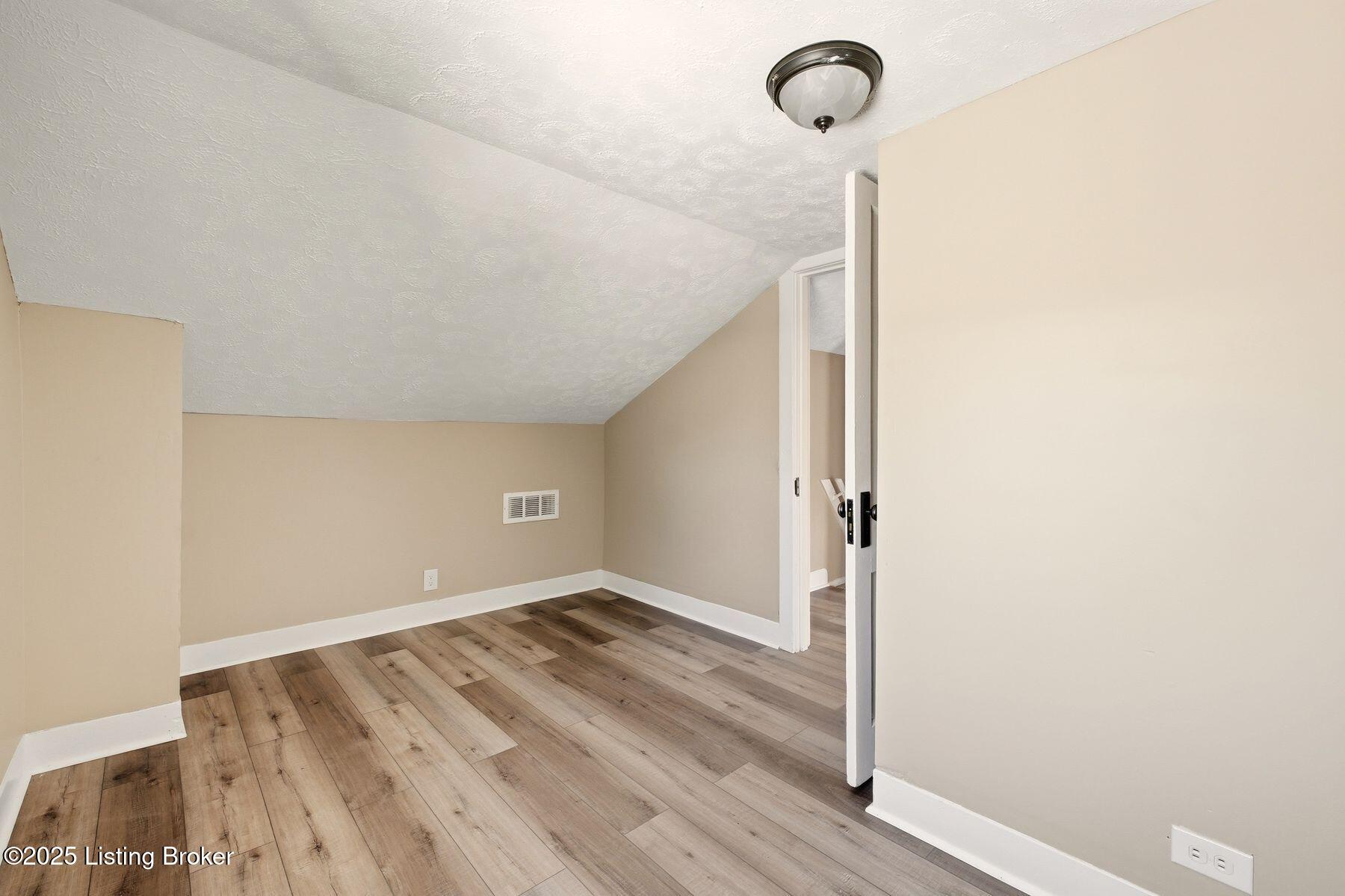 1225 Manitau Ave