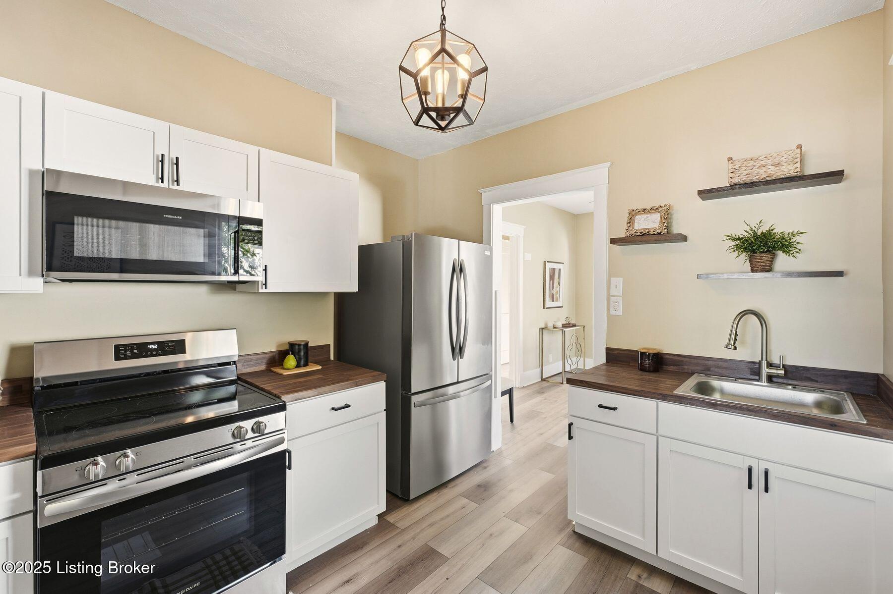 1225 Manitau Ave