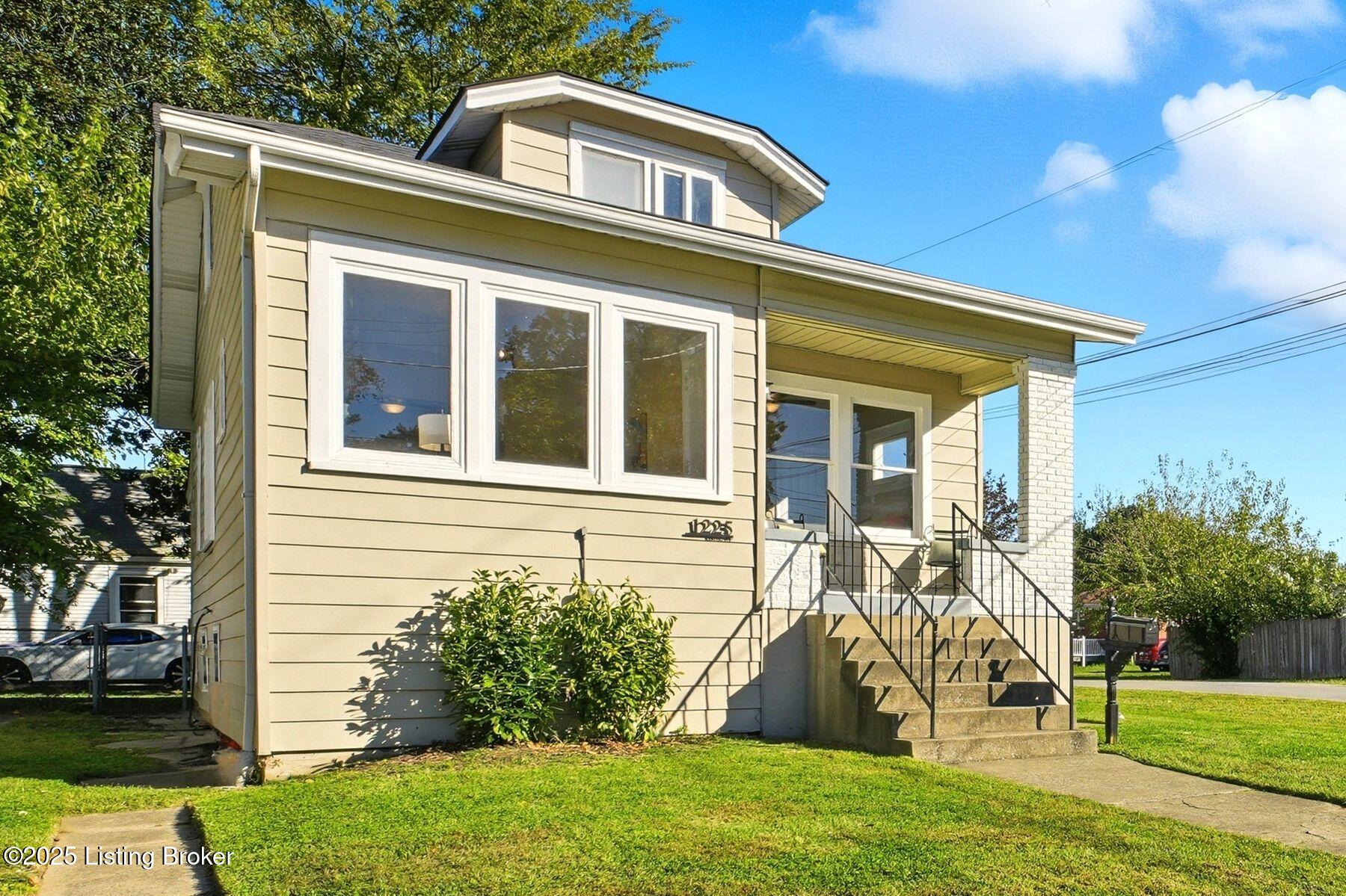 1225 Manitau Ave