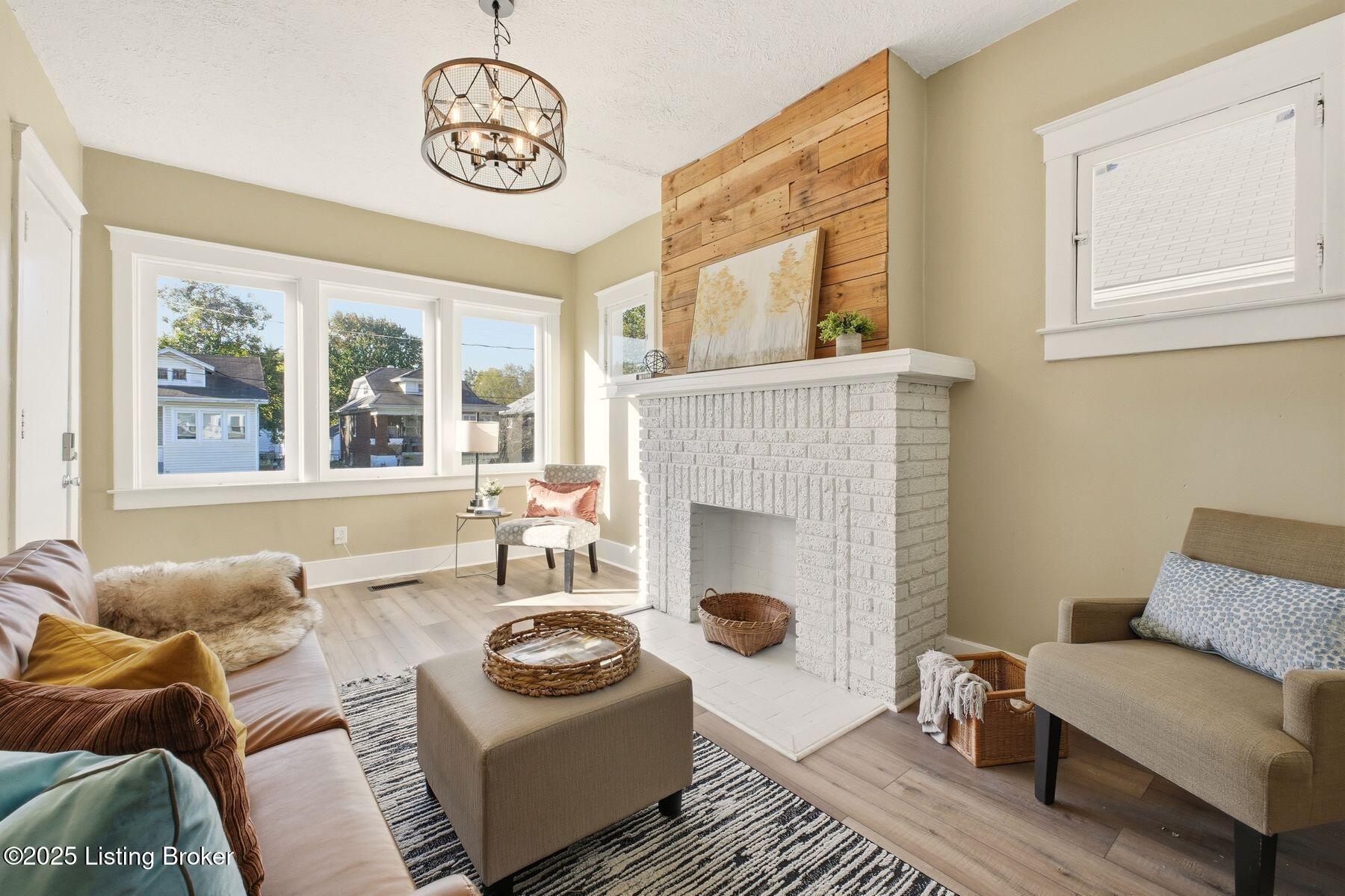 1225 Manitau Ave