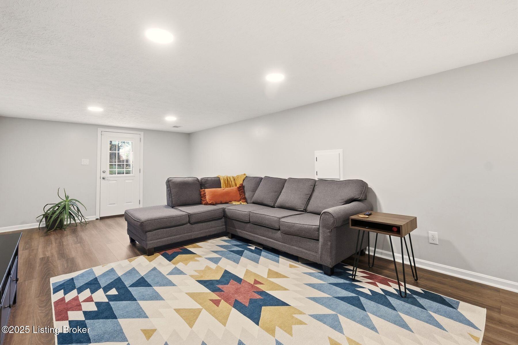 3616 Locust E Cir