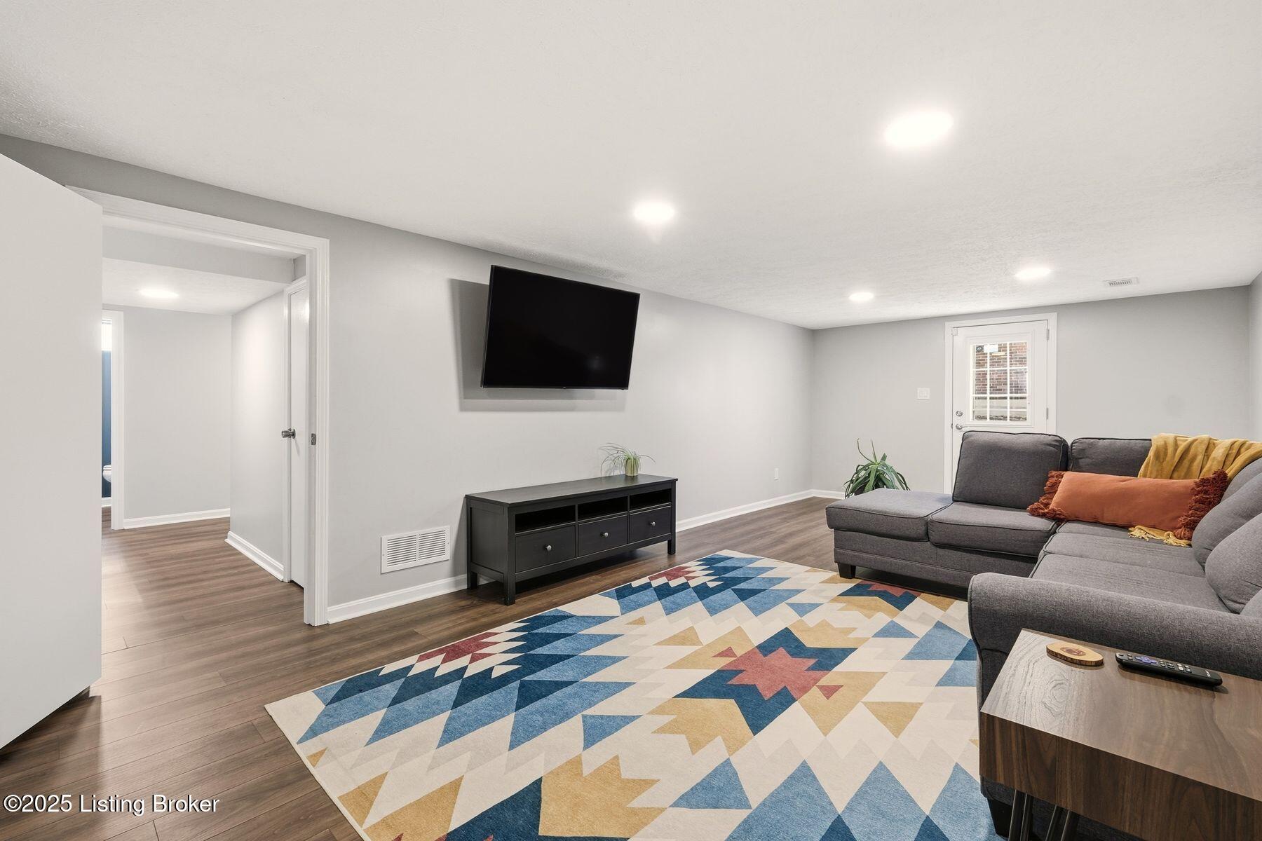 3616 Locust E Cir