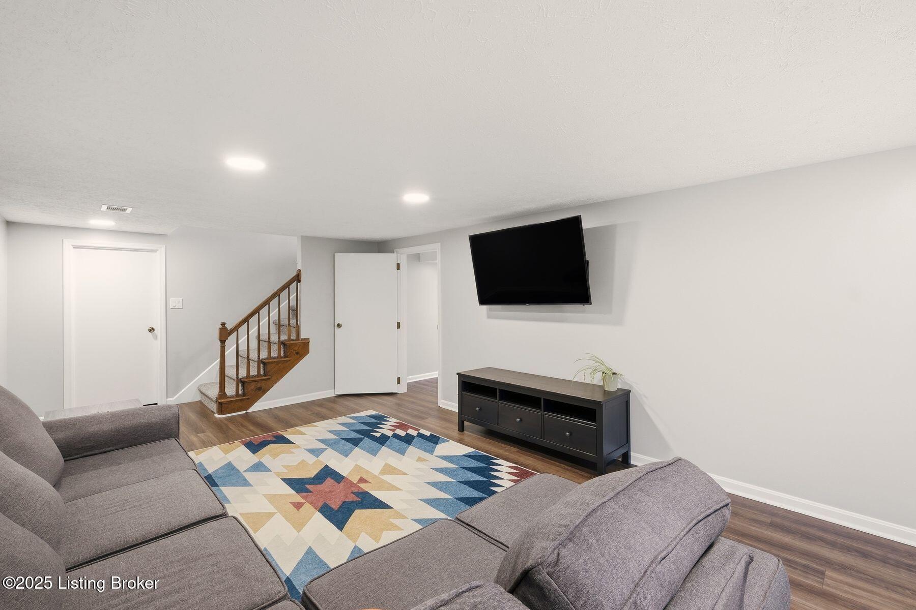 3616 Locust E Cir
