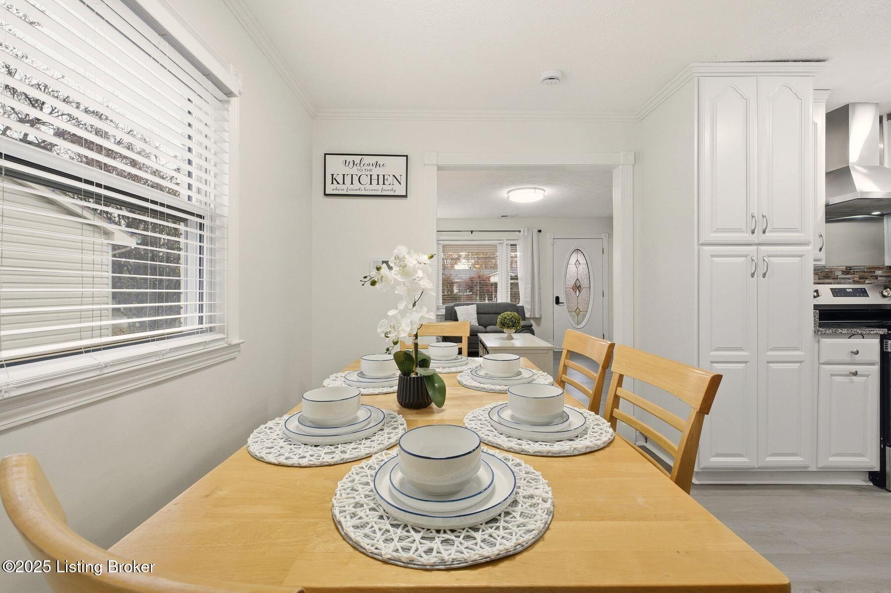 1323 Lacona Ln