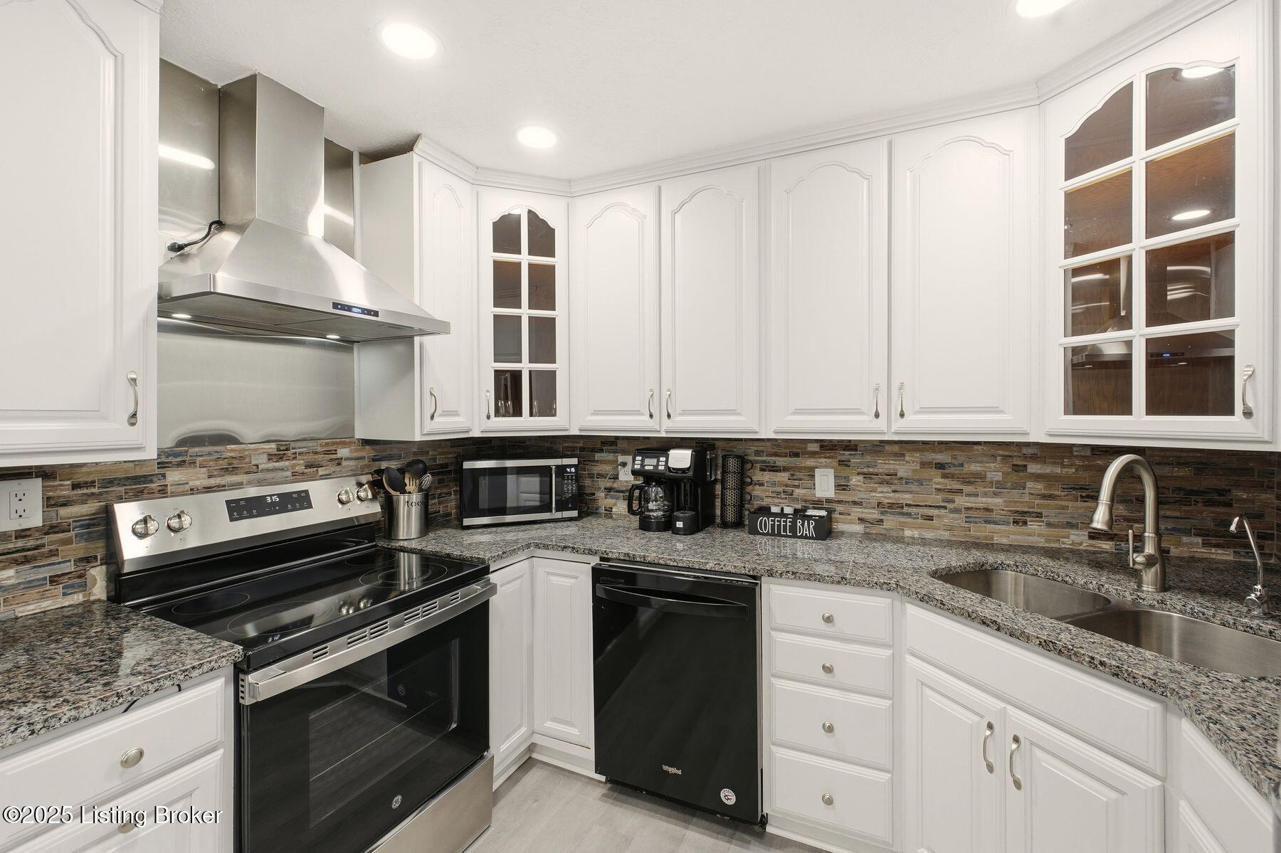 1323 Lacona Ln
