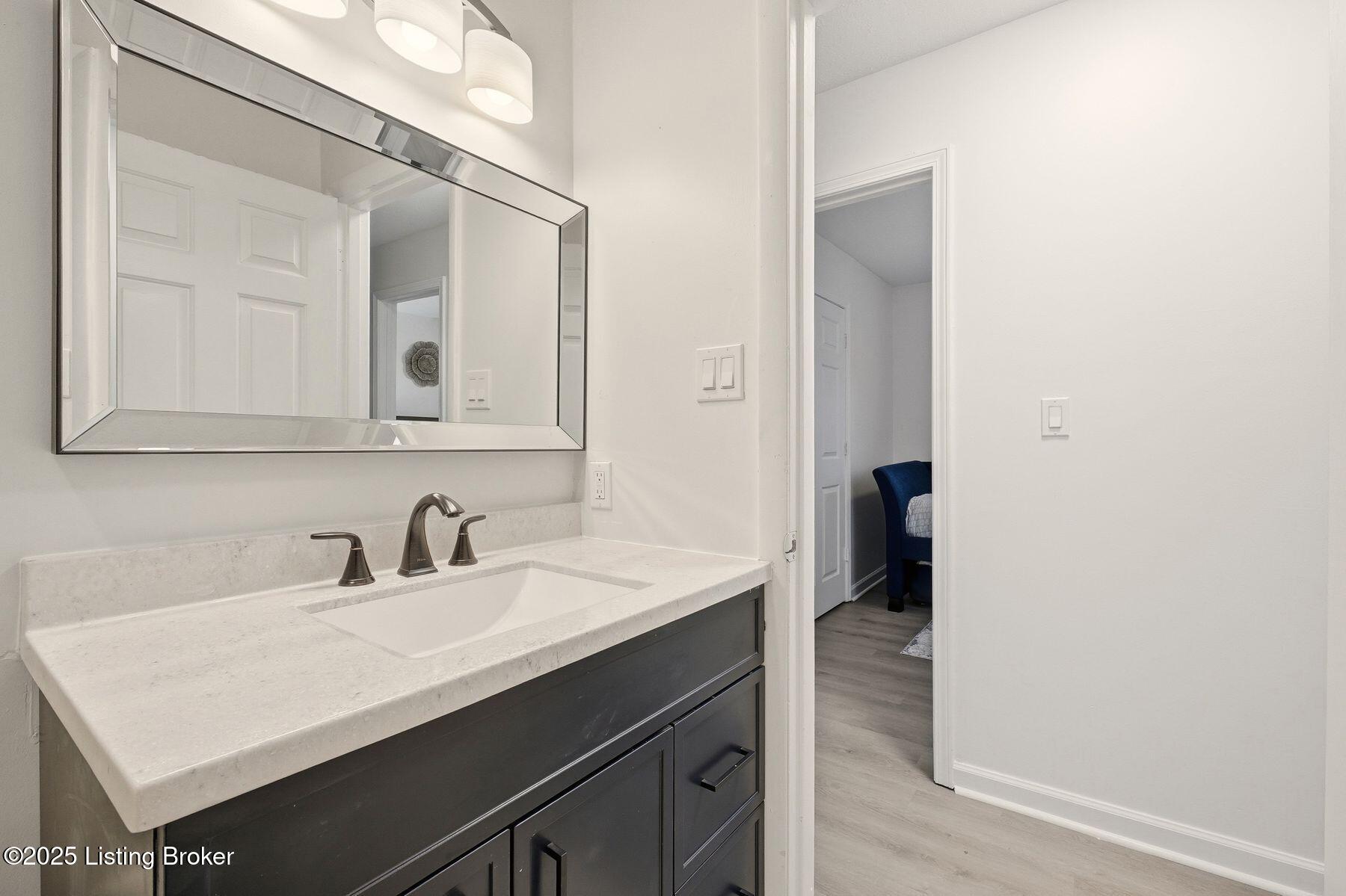 1323 Lacona Ln
