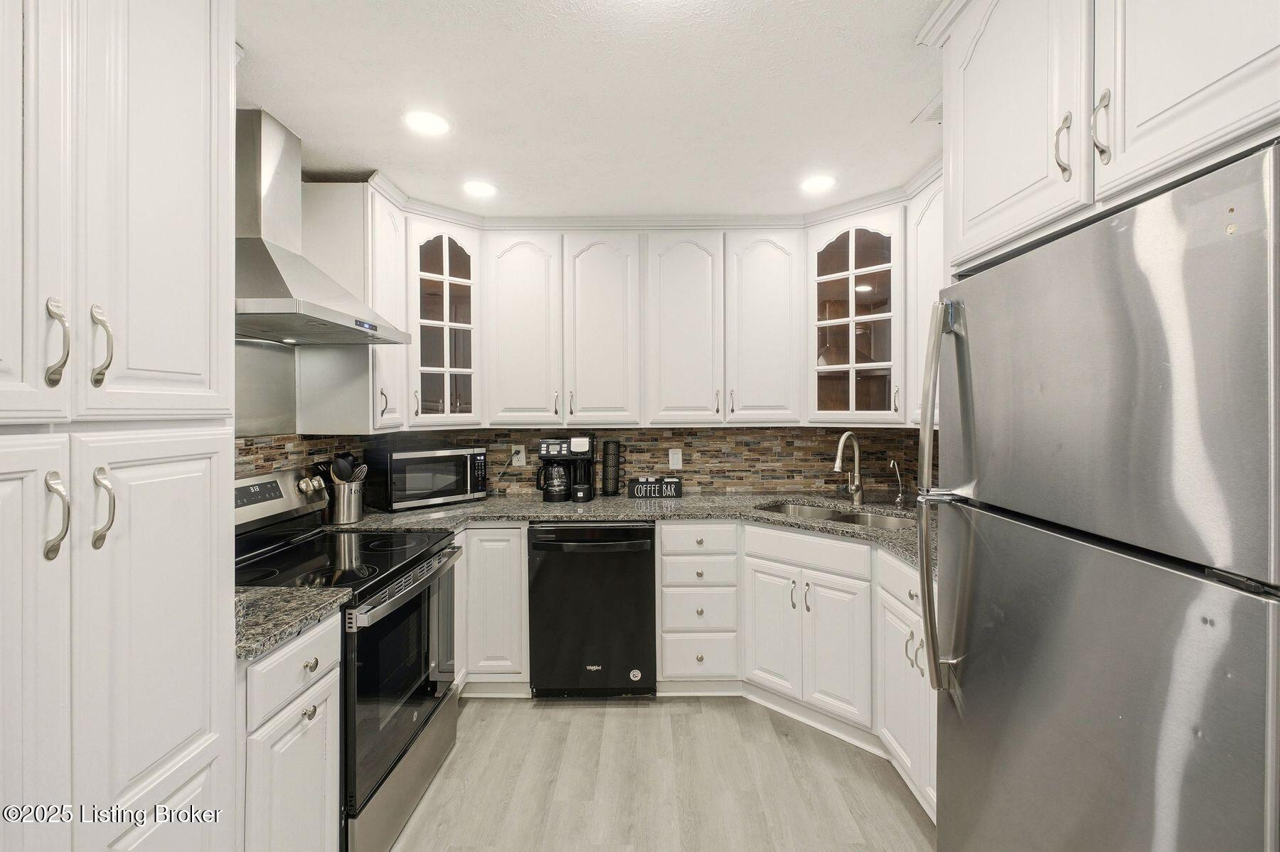 1323 Lacona Ln