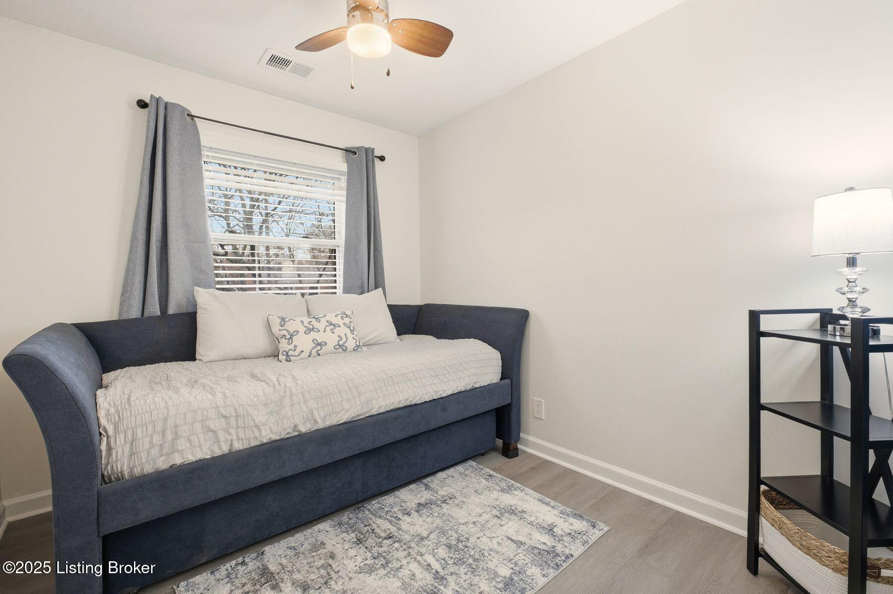 1323 Lacona Ln