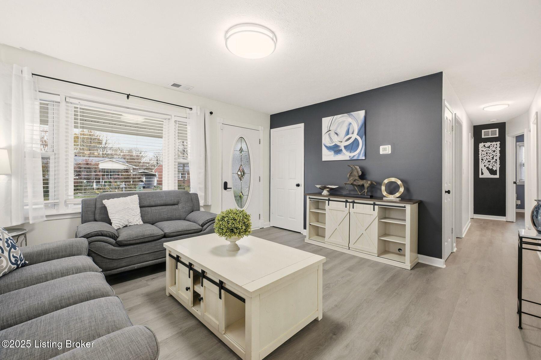 1323 Lacona Ln