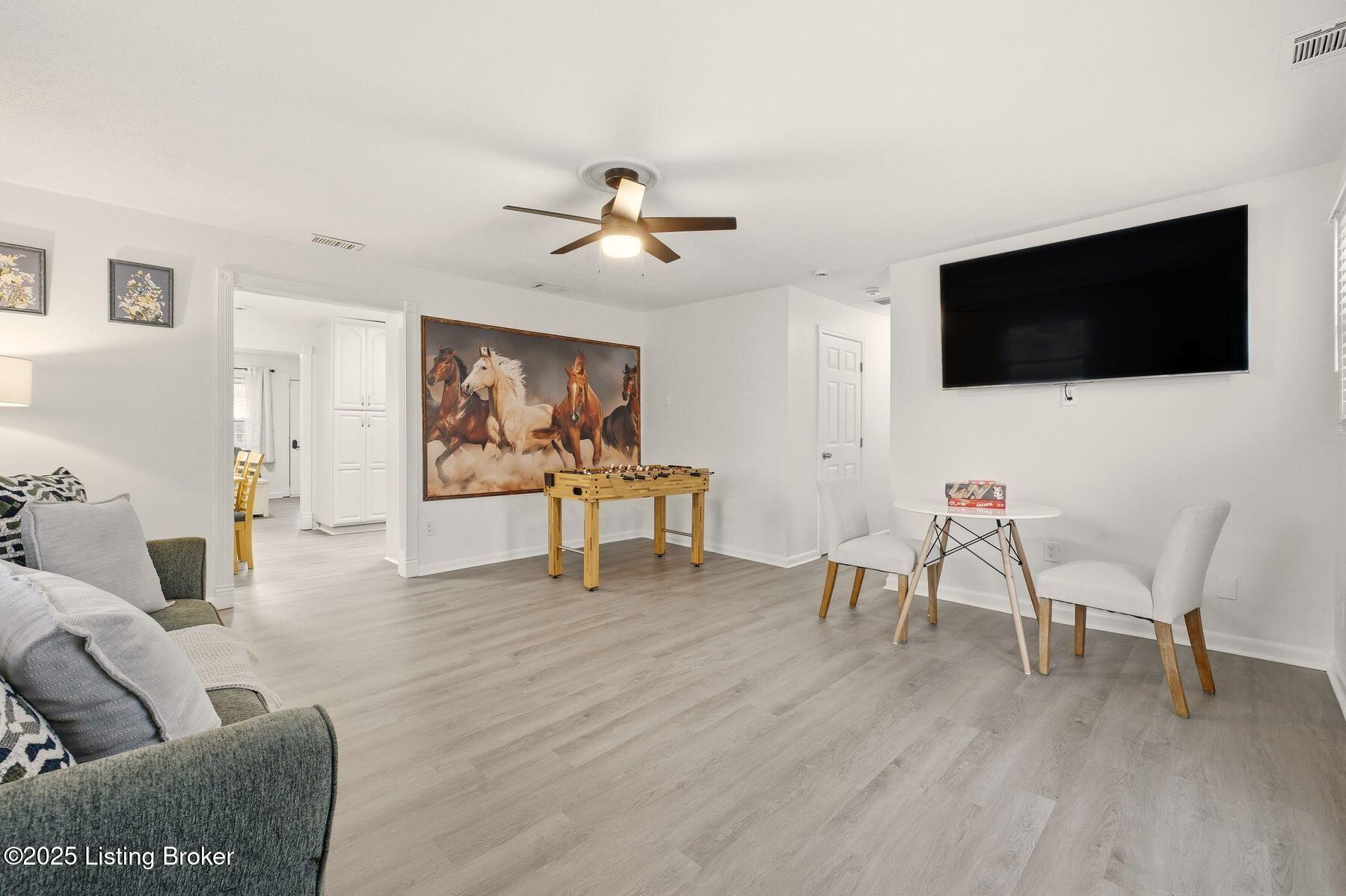 1323 Lacona Ln