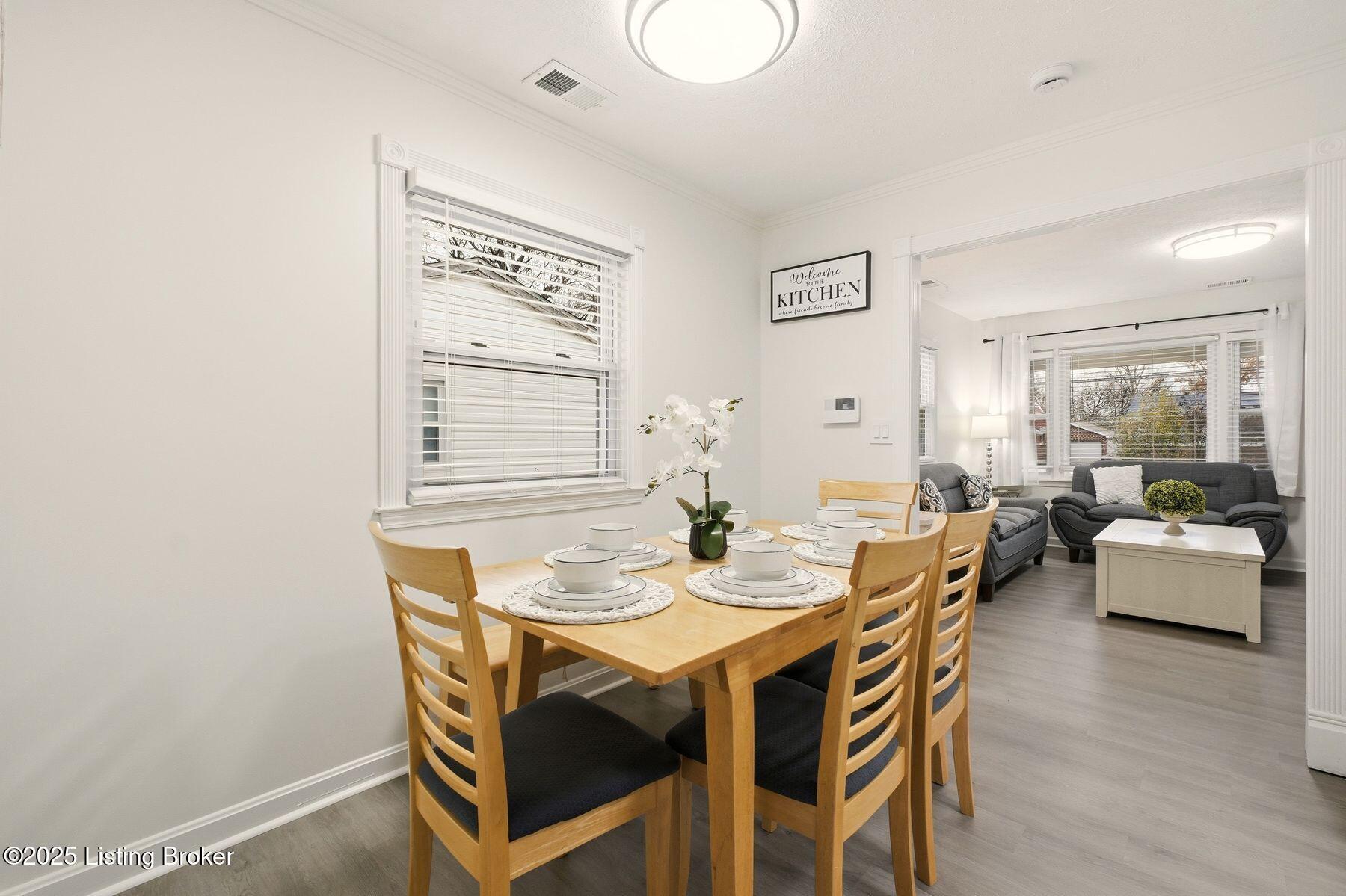 1323 Lacona Ln