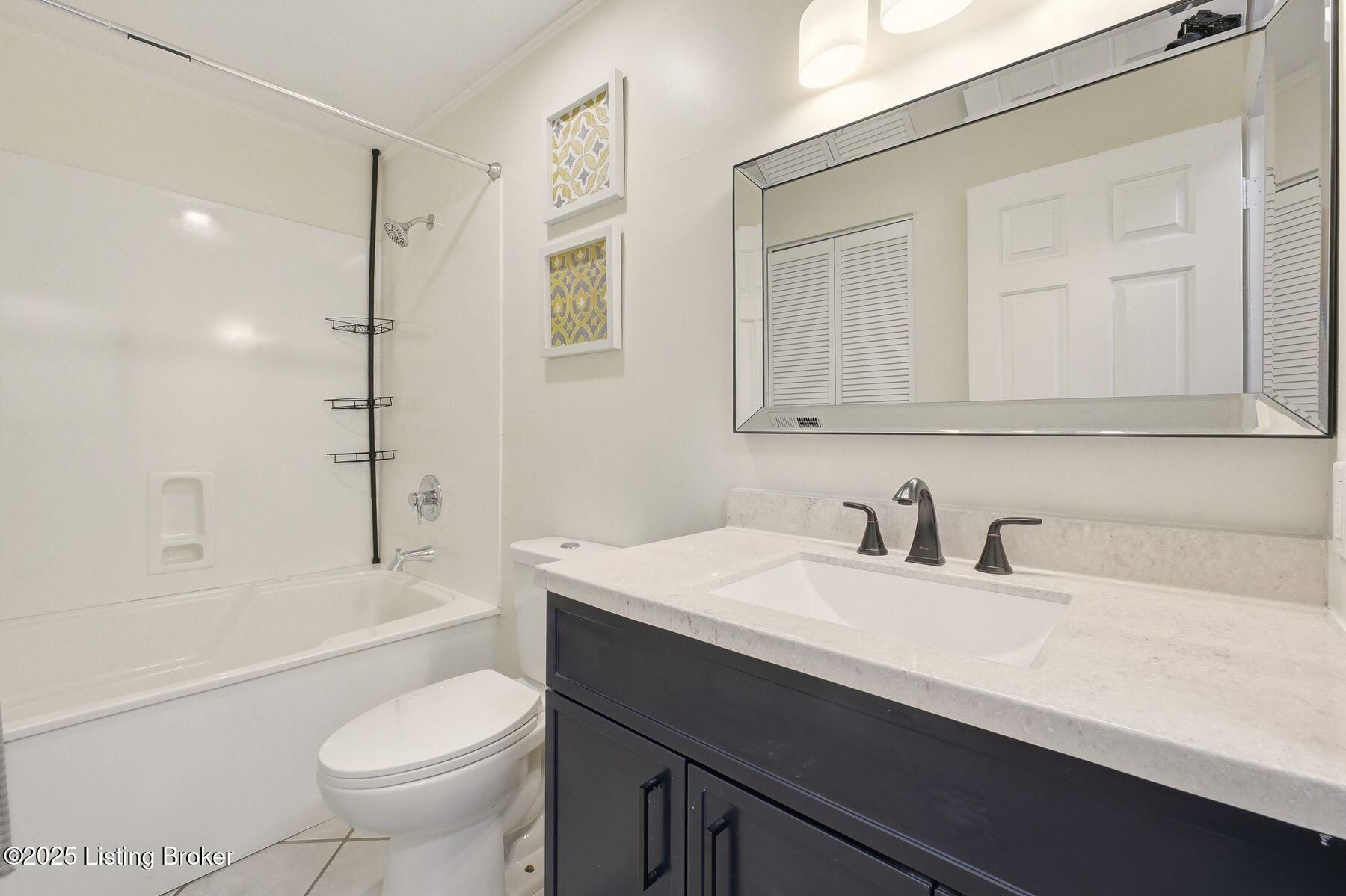 1323 Lacona Ln