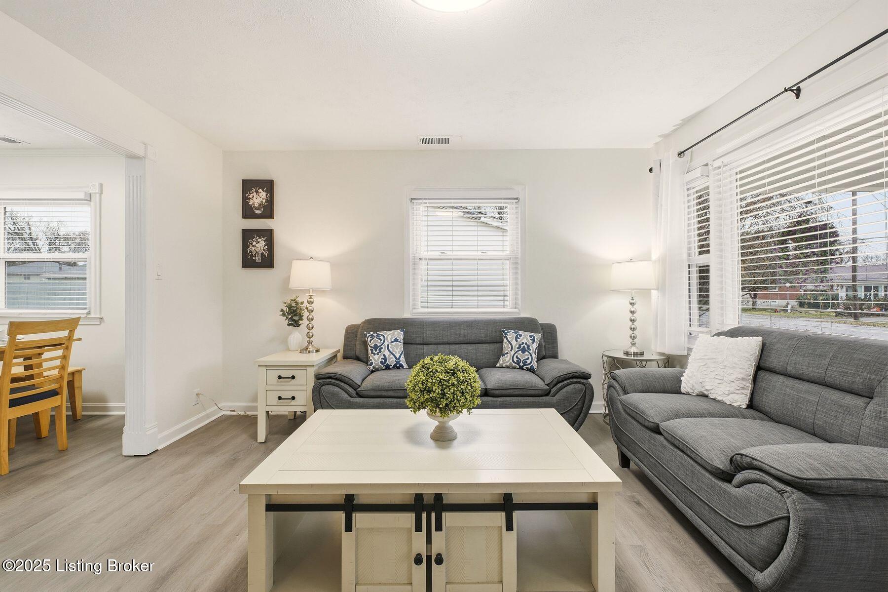 1323 Lacona Ln