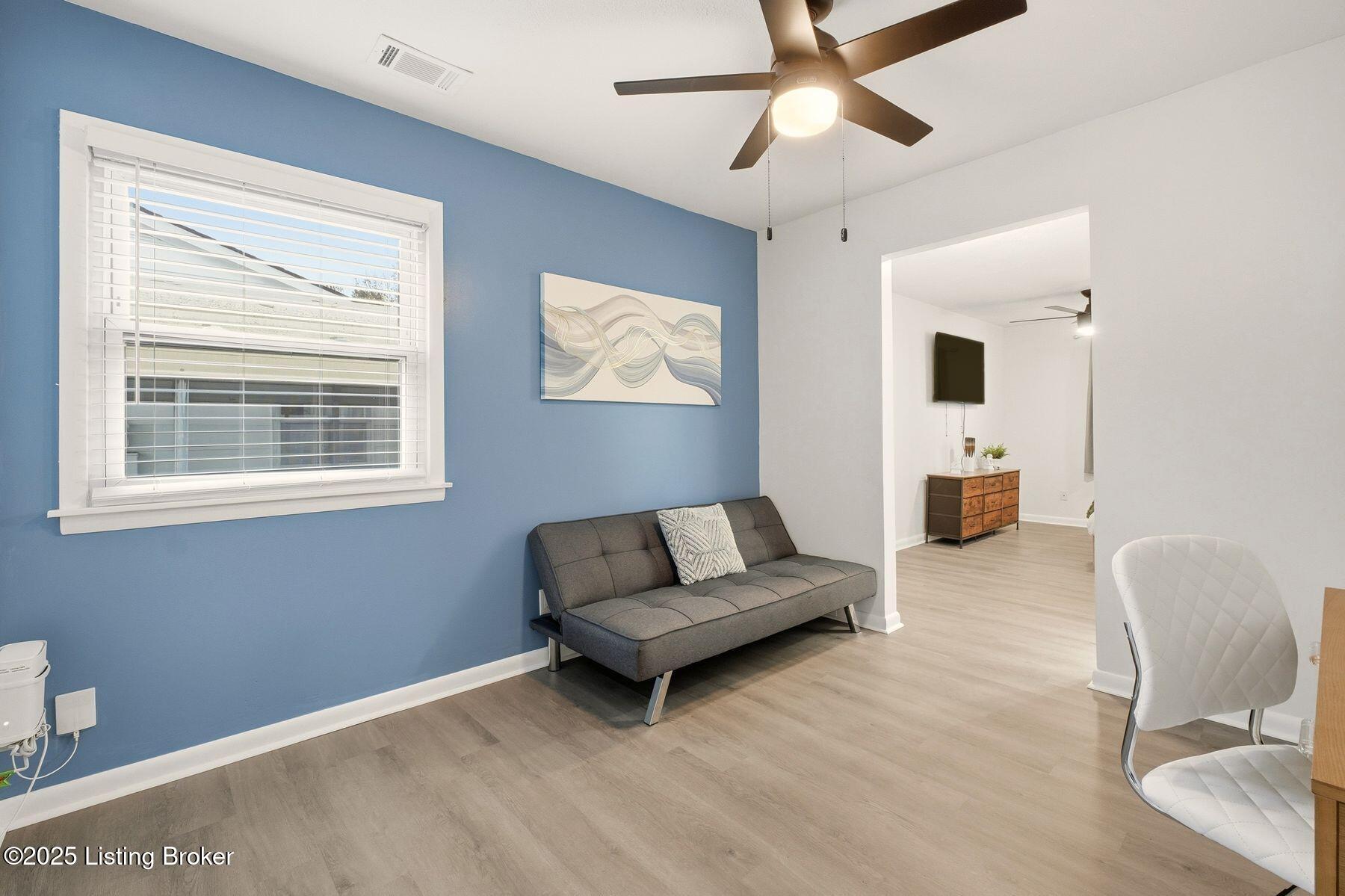 1323 Lacona Ln