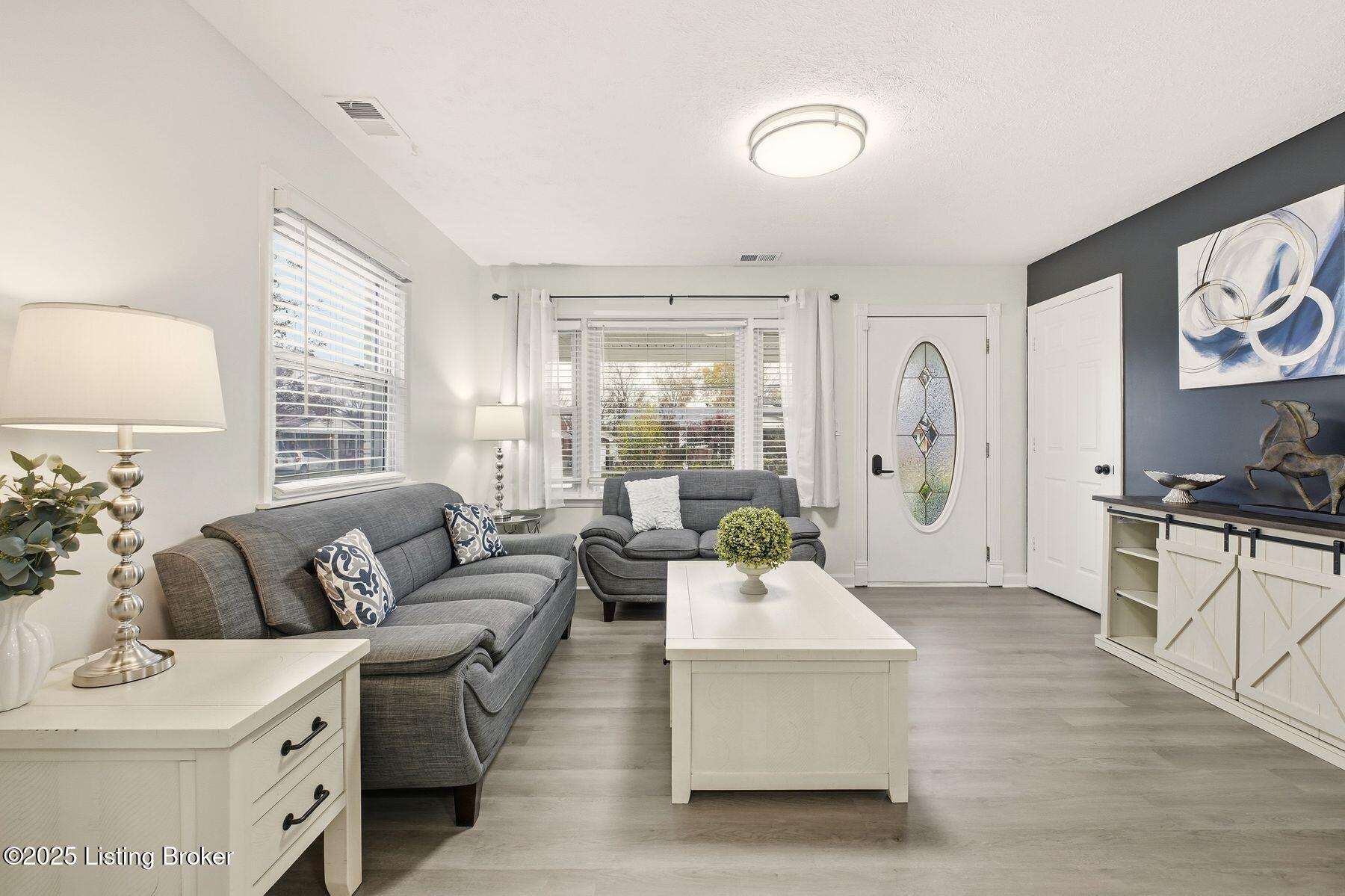 1323 Lacona Ln