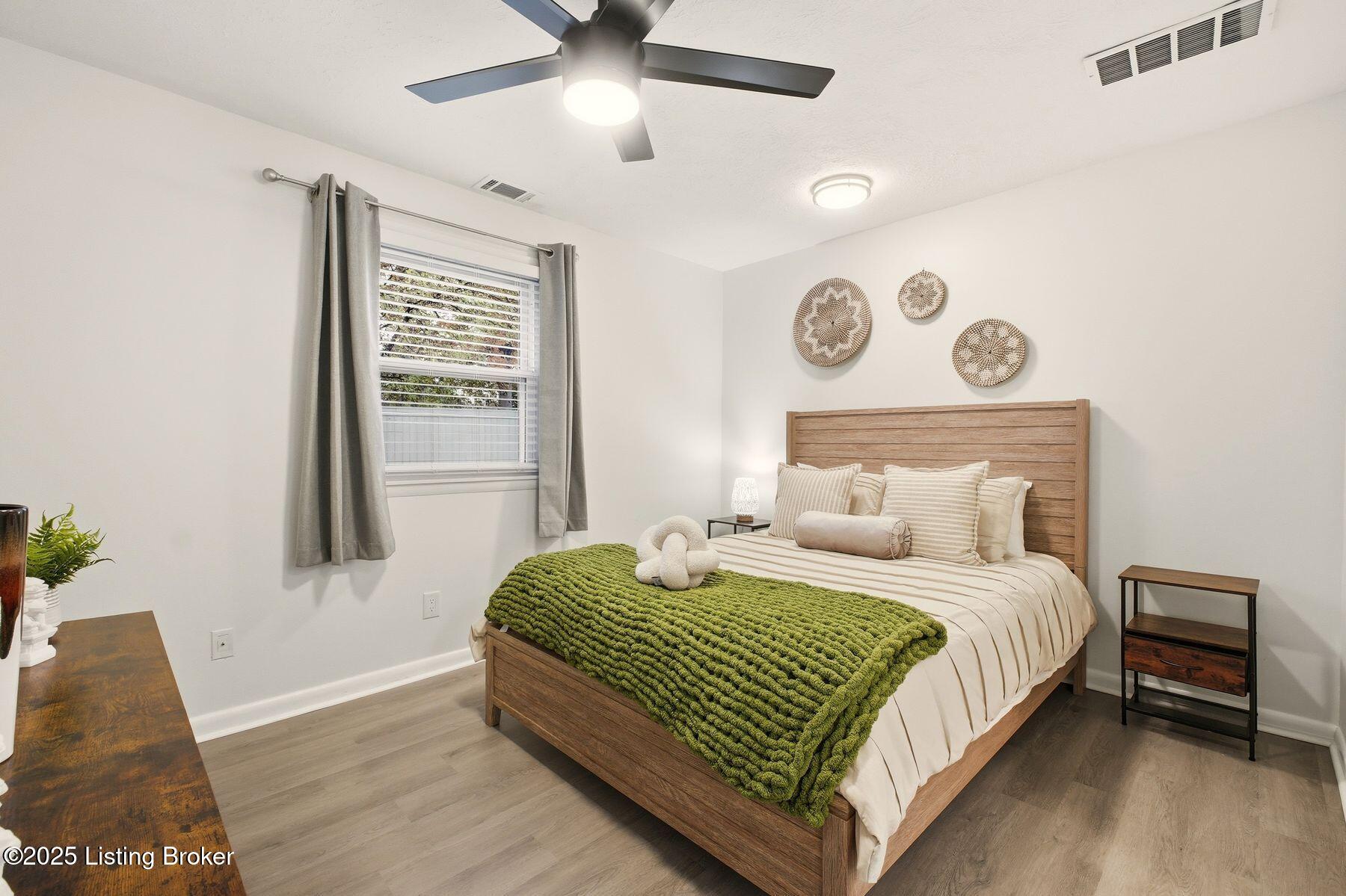 1323 Lacona Ln