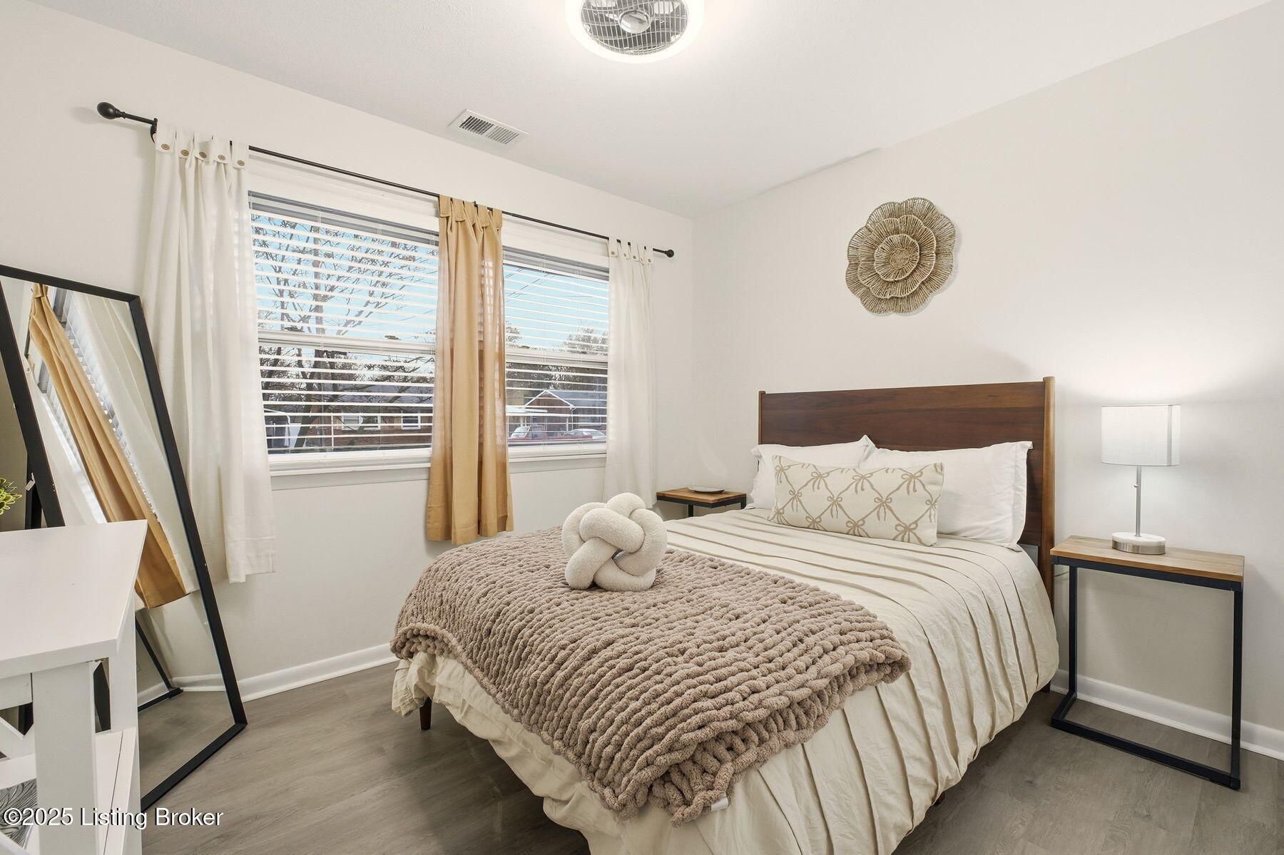 1323 Lacona Ln