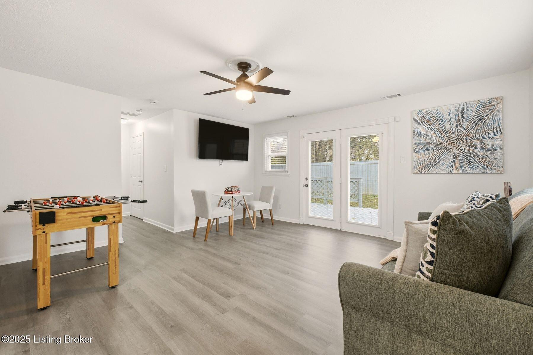 1323 Lacona Ln