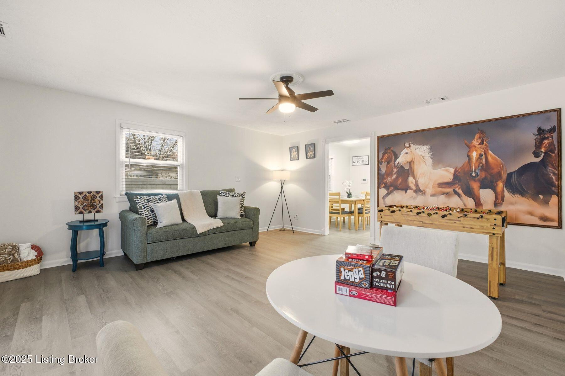 1323 Lacona Ln