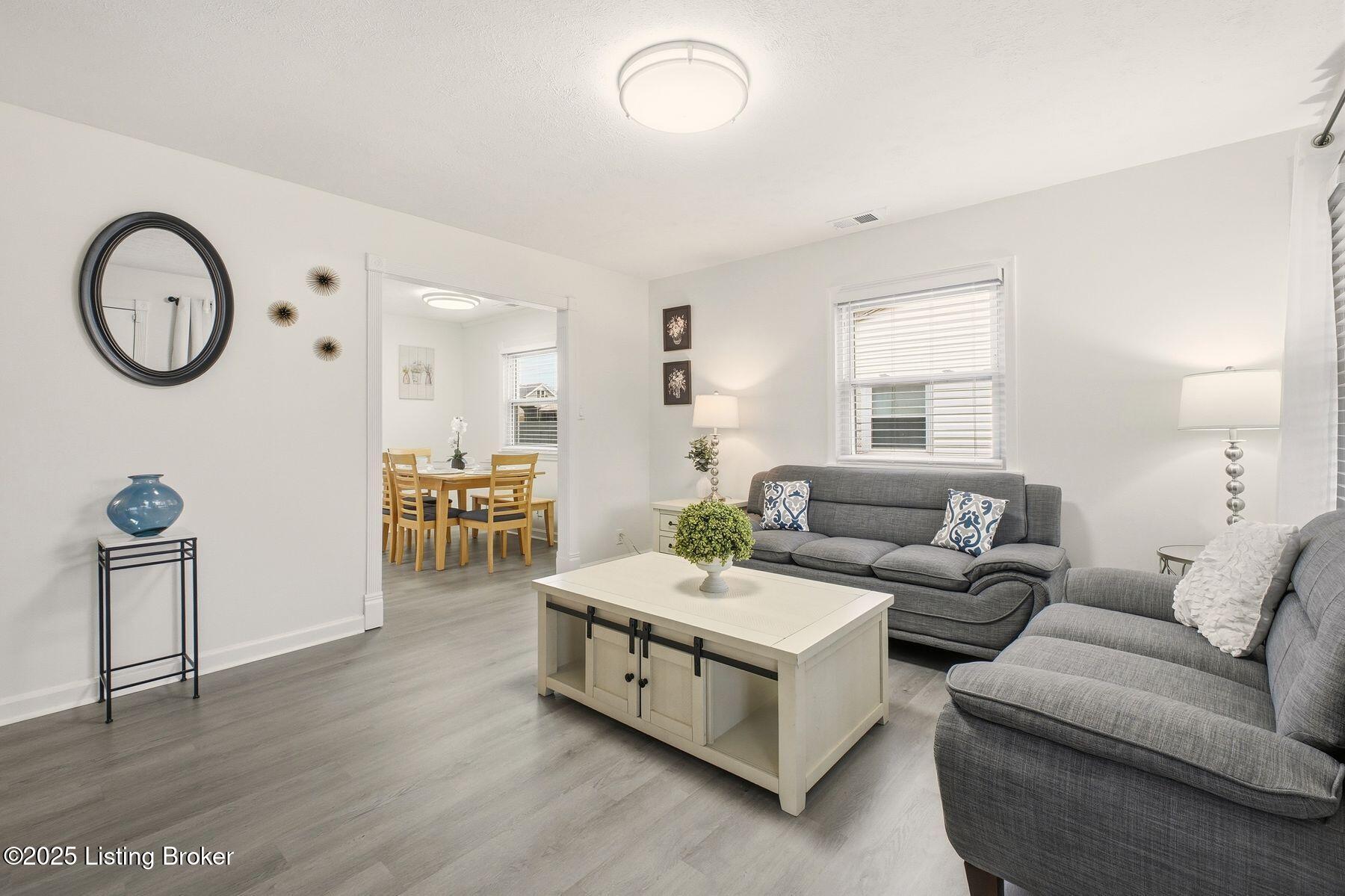 1323 Lacona Ln