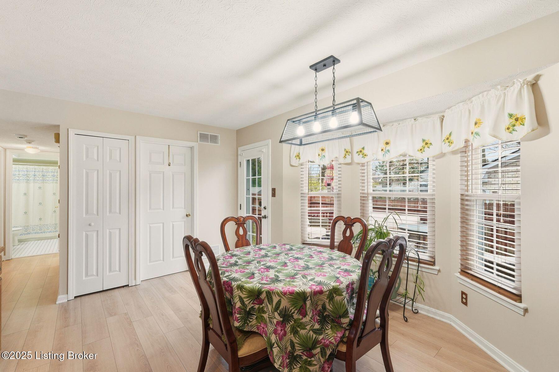 10100 Settlers Crest Ln